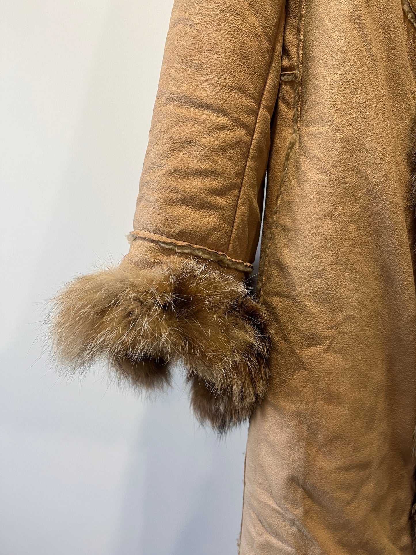 Manteau long beige avec bordures en fourrure