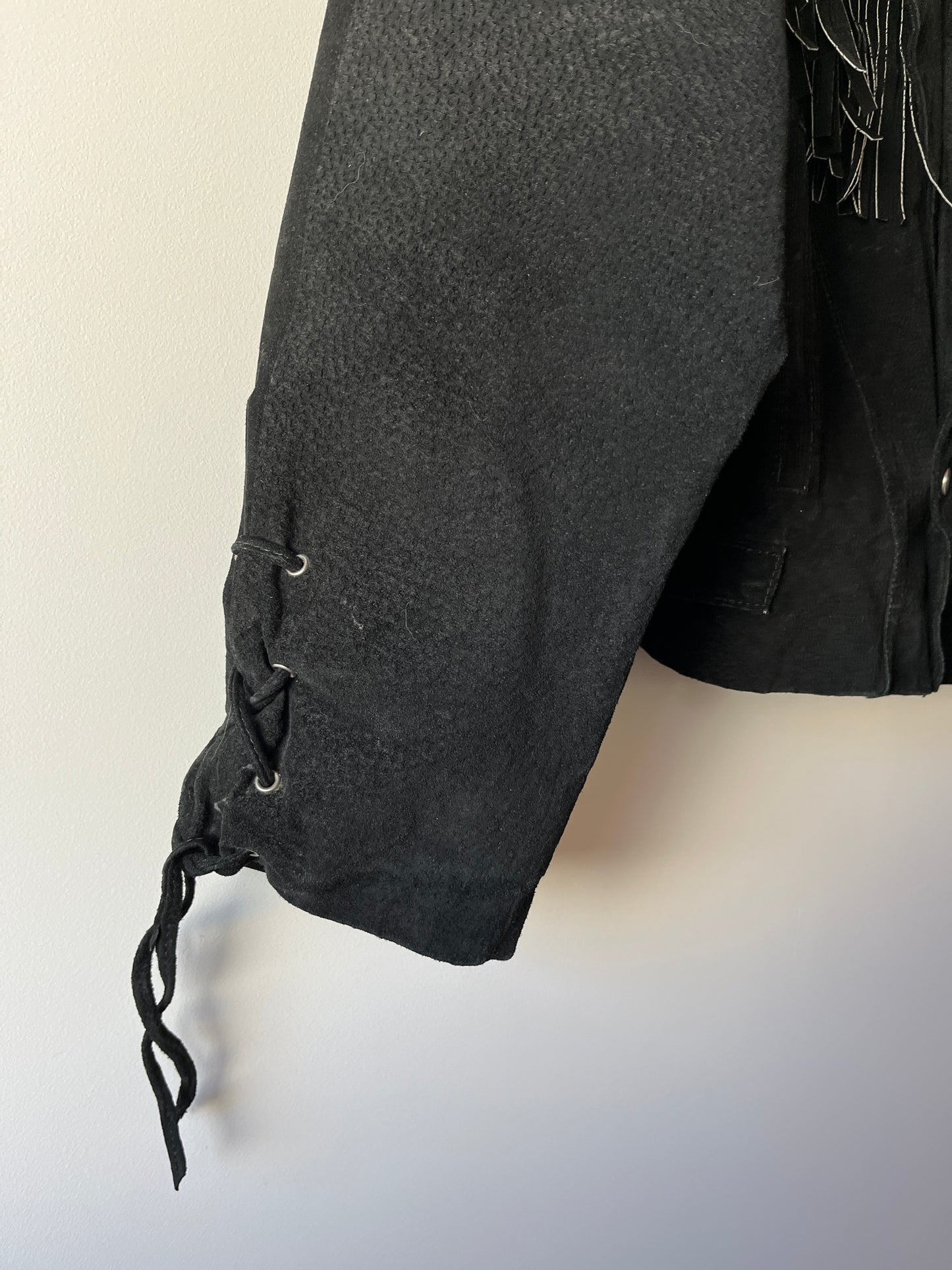 Veste en cuir noire à franges