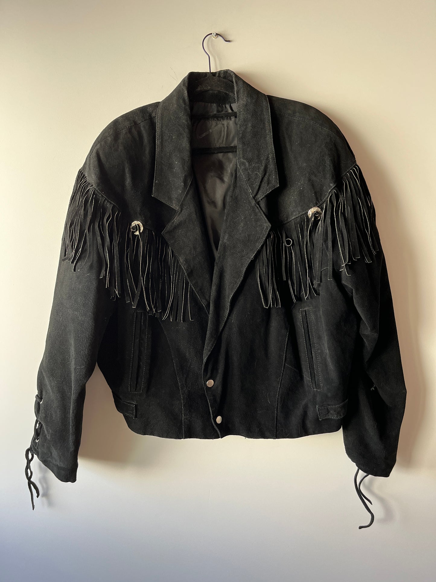Veste en cuir noire à franges