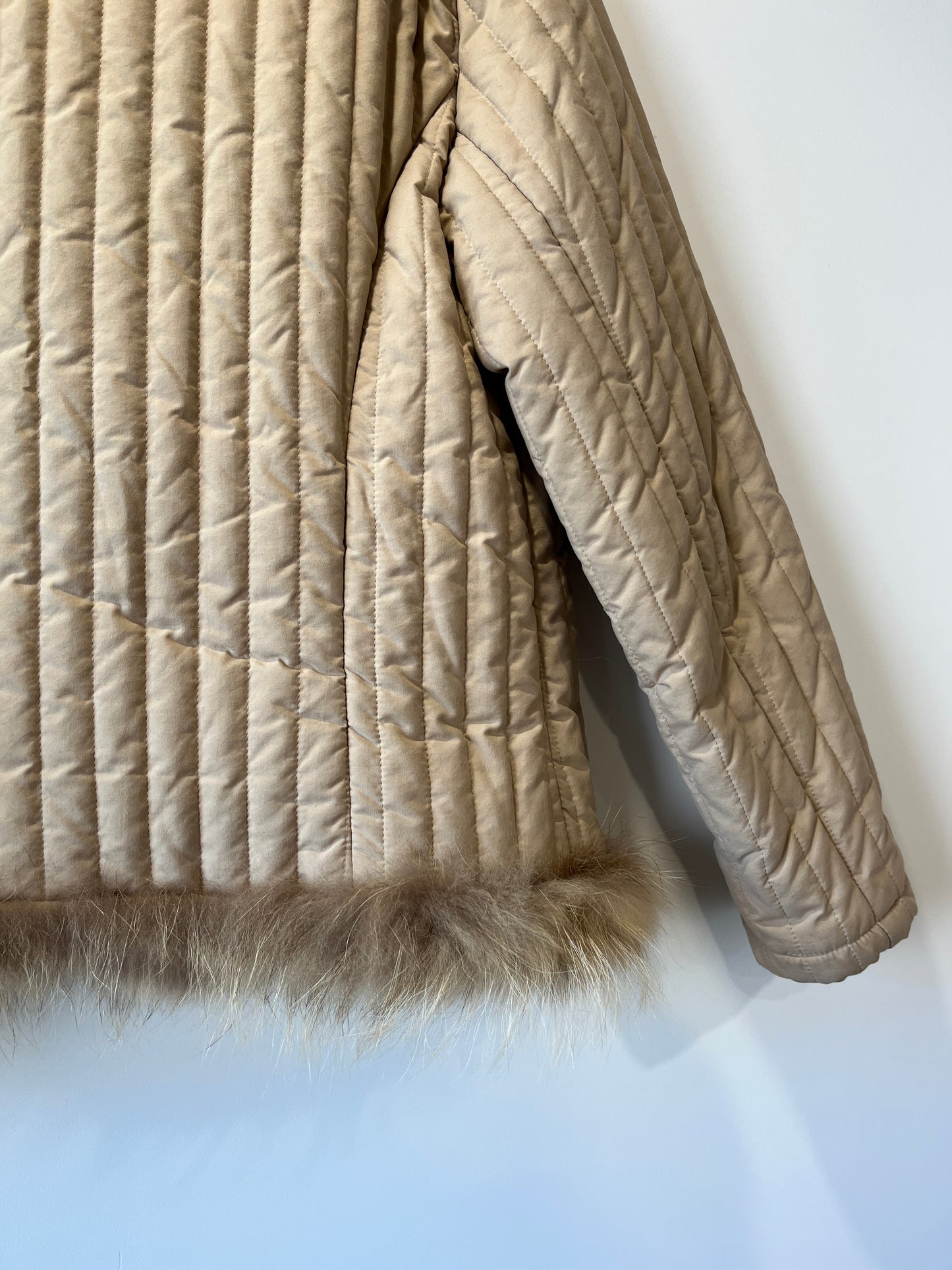 Veste matelassée beige avec bordures en fourrure