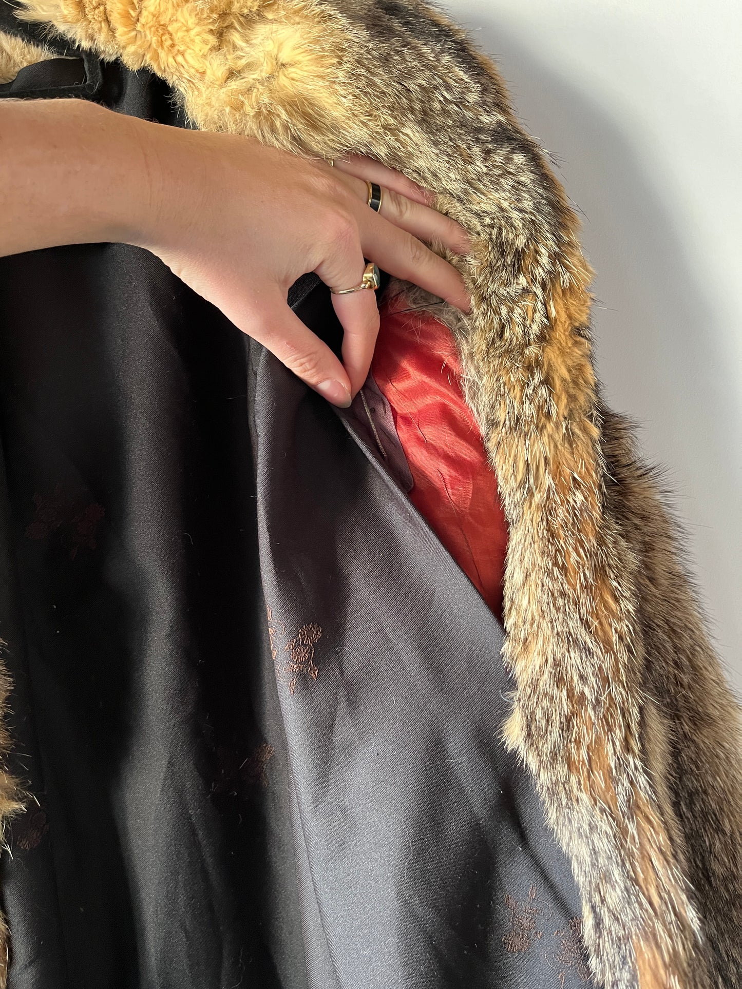 Manteau en fourrure grise, fauve et beige