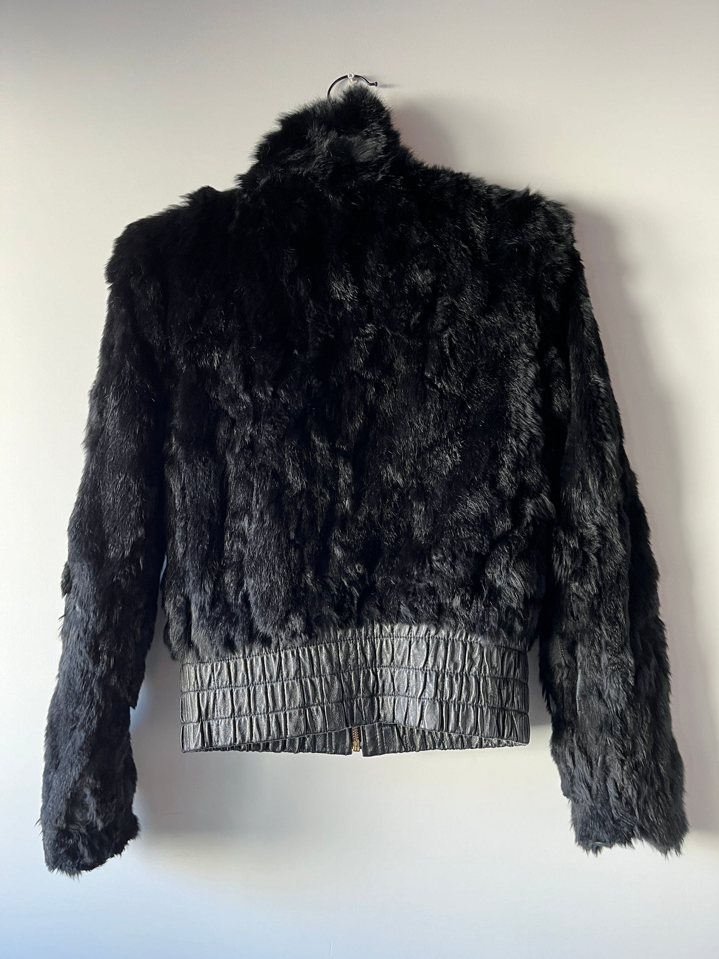 Veste courte noire en fourrure et cuir