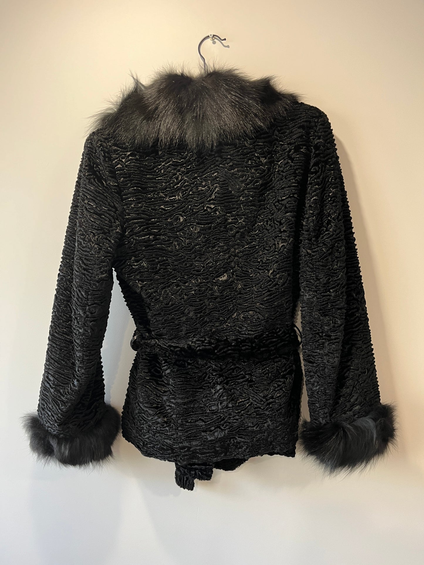 Veste noire avec bordures en fourrure