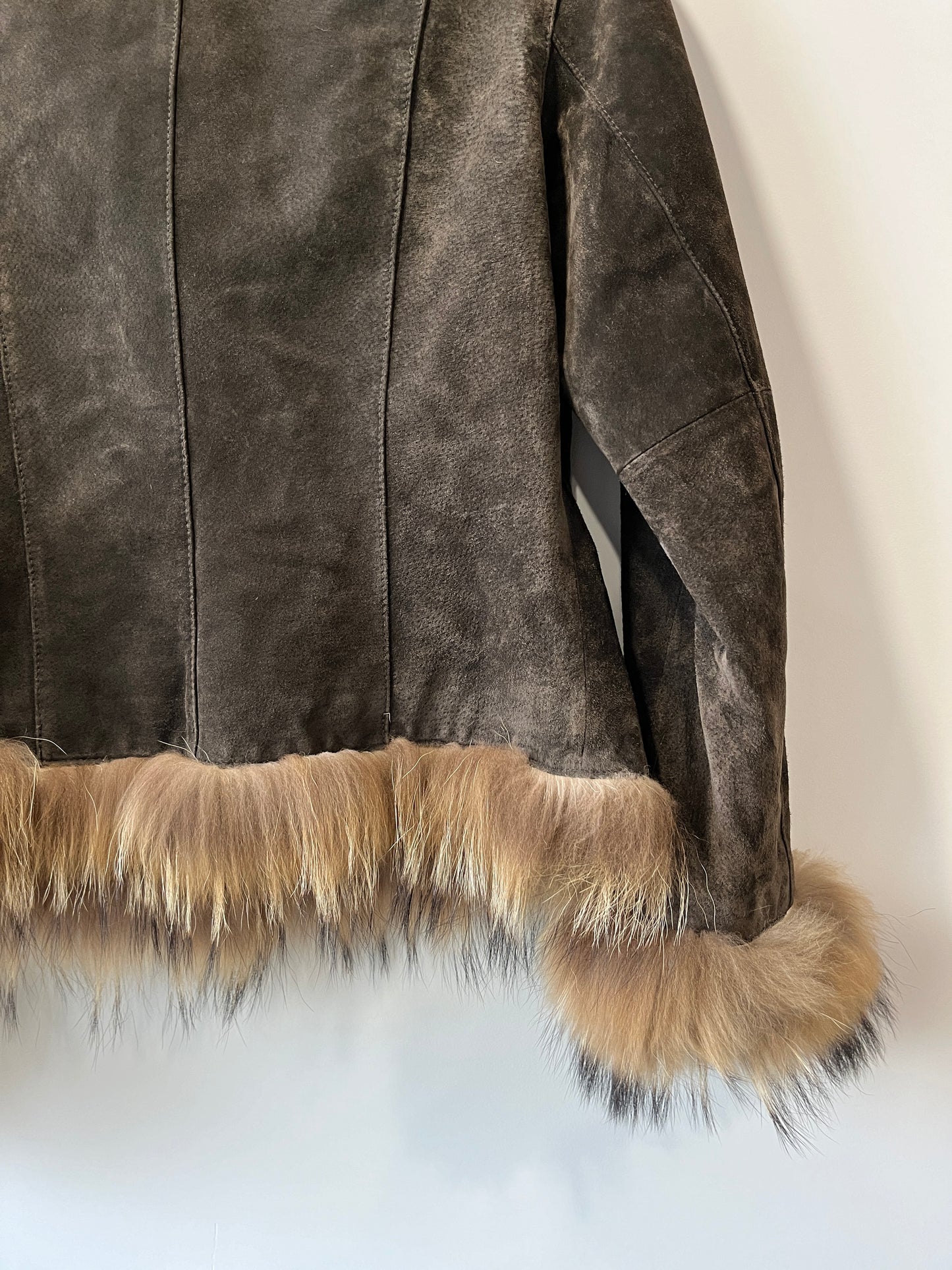 Veste en cuir avec bordures en fourrure