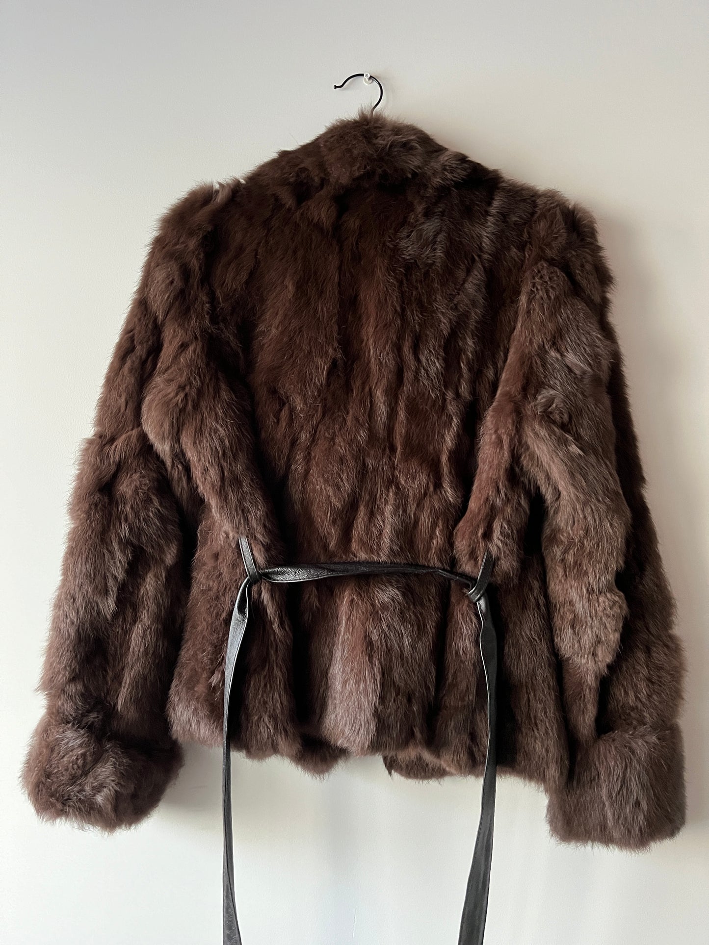 Manteau en fourrure marron ceinturé