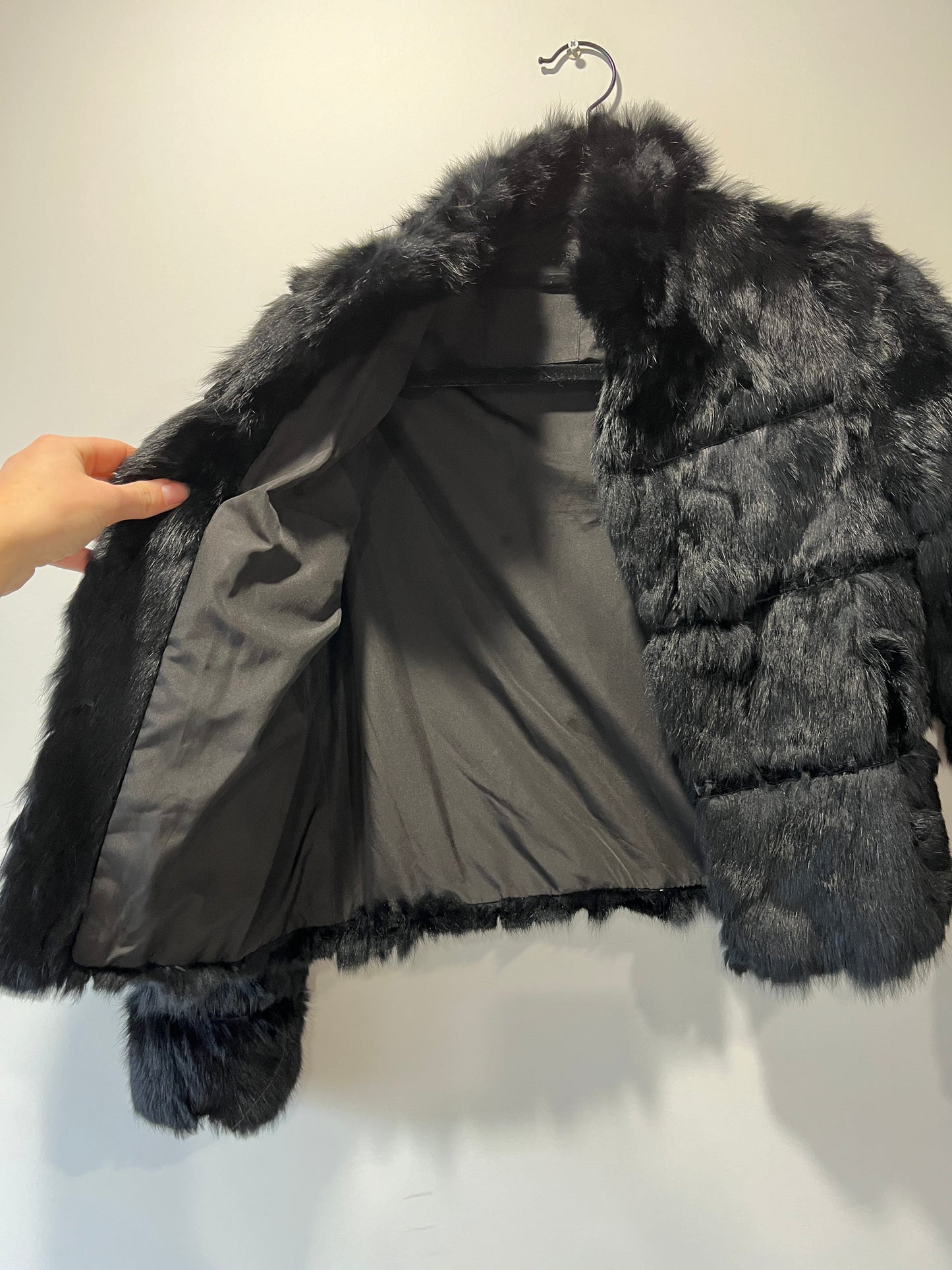 Veste en fourrure noire galonnée