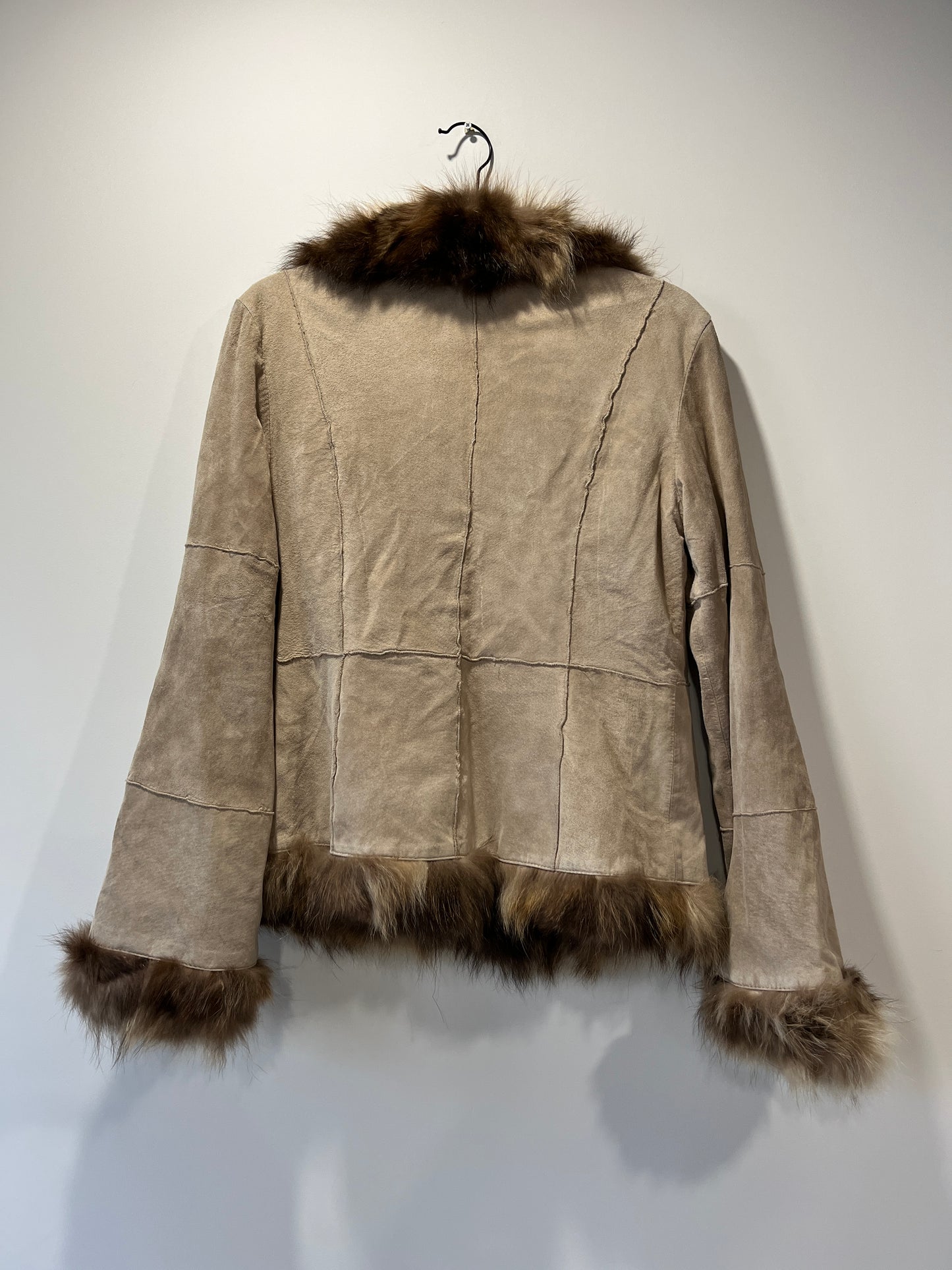 Veste en cuir beige avec bordures en fourrure