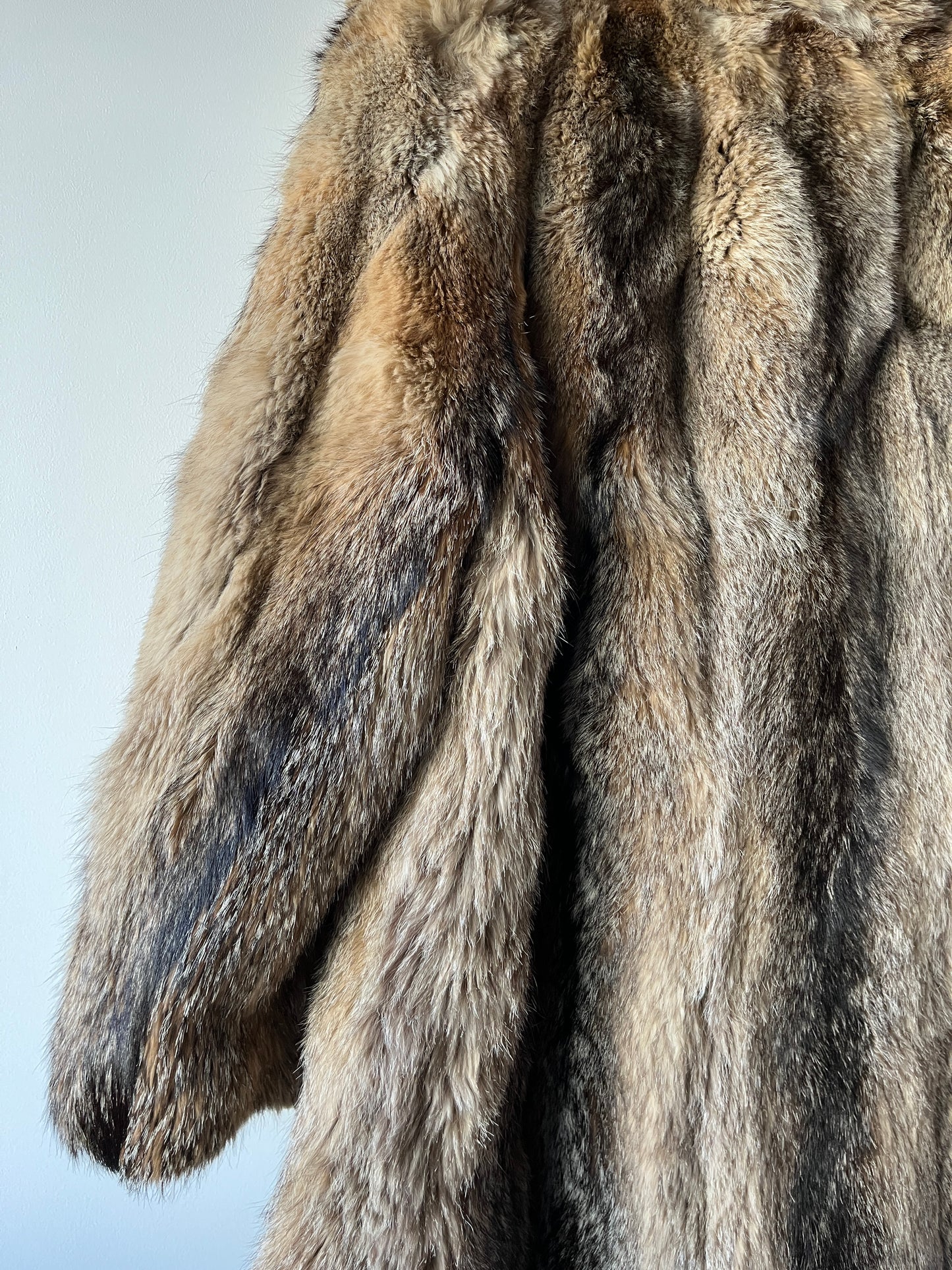 Manteau en fourrure grise, fauve et beige