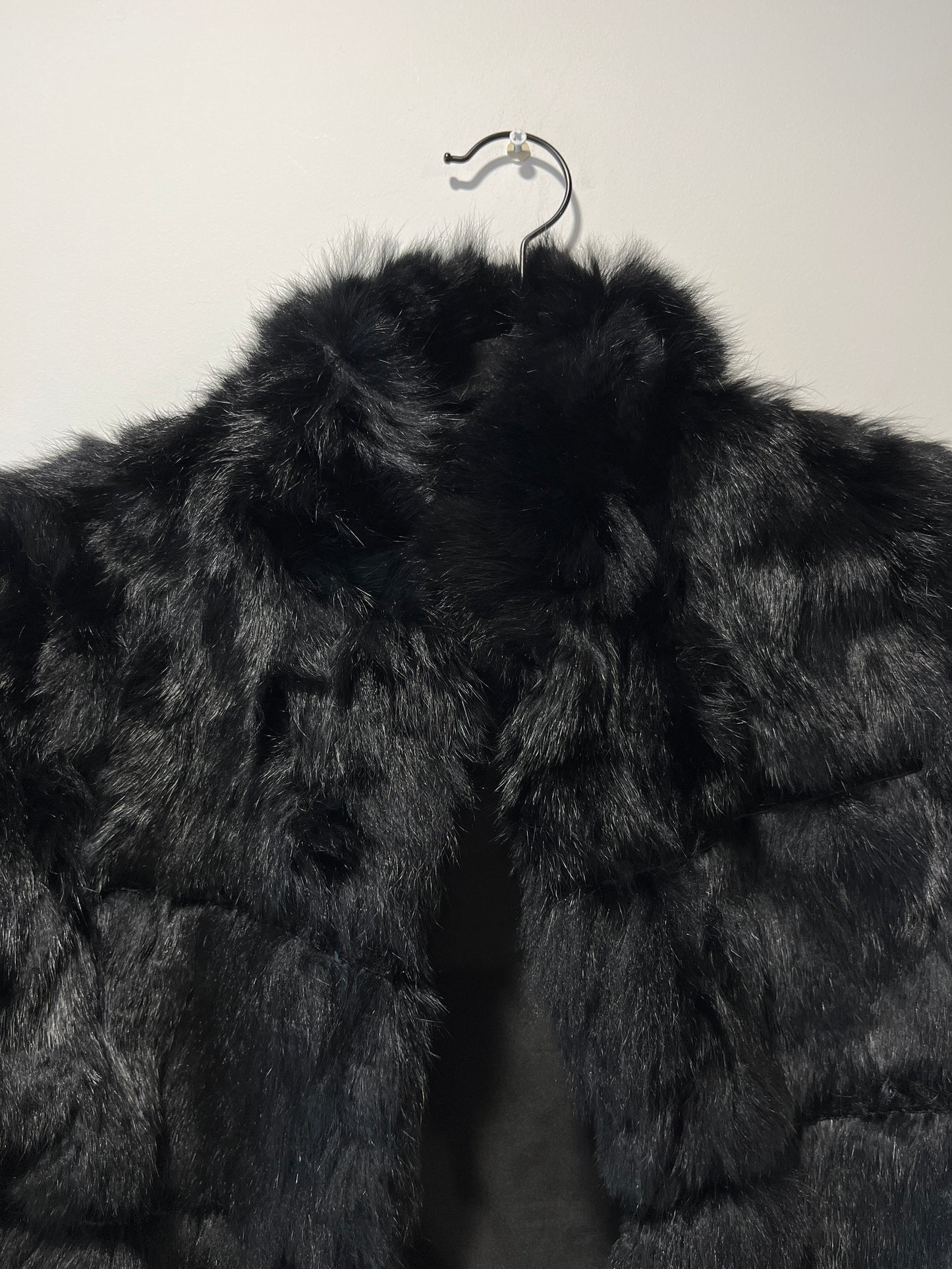 Veste en fourrure noire galonnée