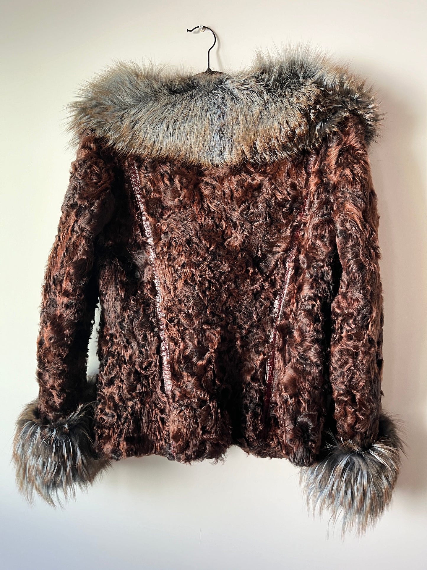 Veste en fourrure marron et col à reflets bleus