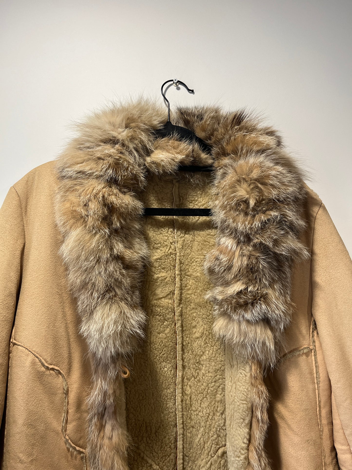 Manteau long beige avec bordures en fourrure