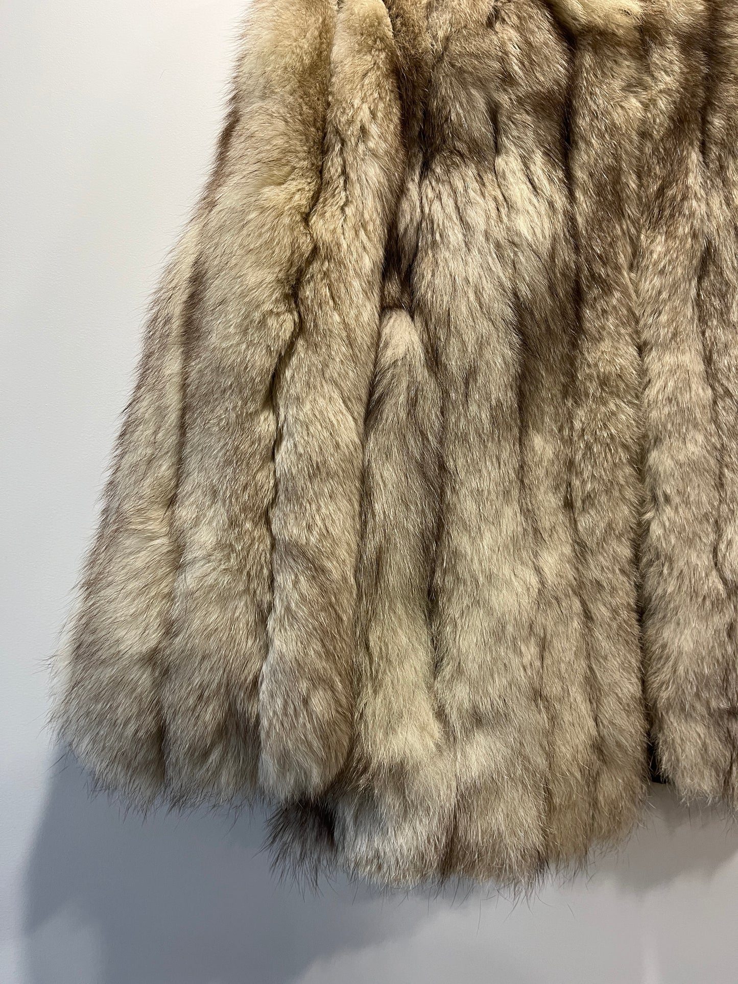 Manteau en fourrure galonné blanc