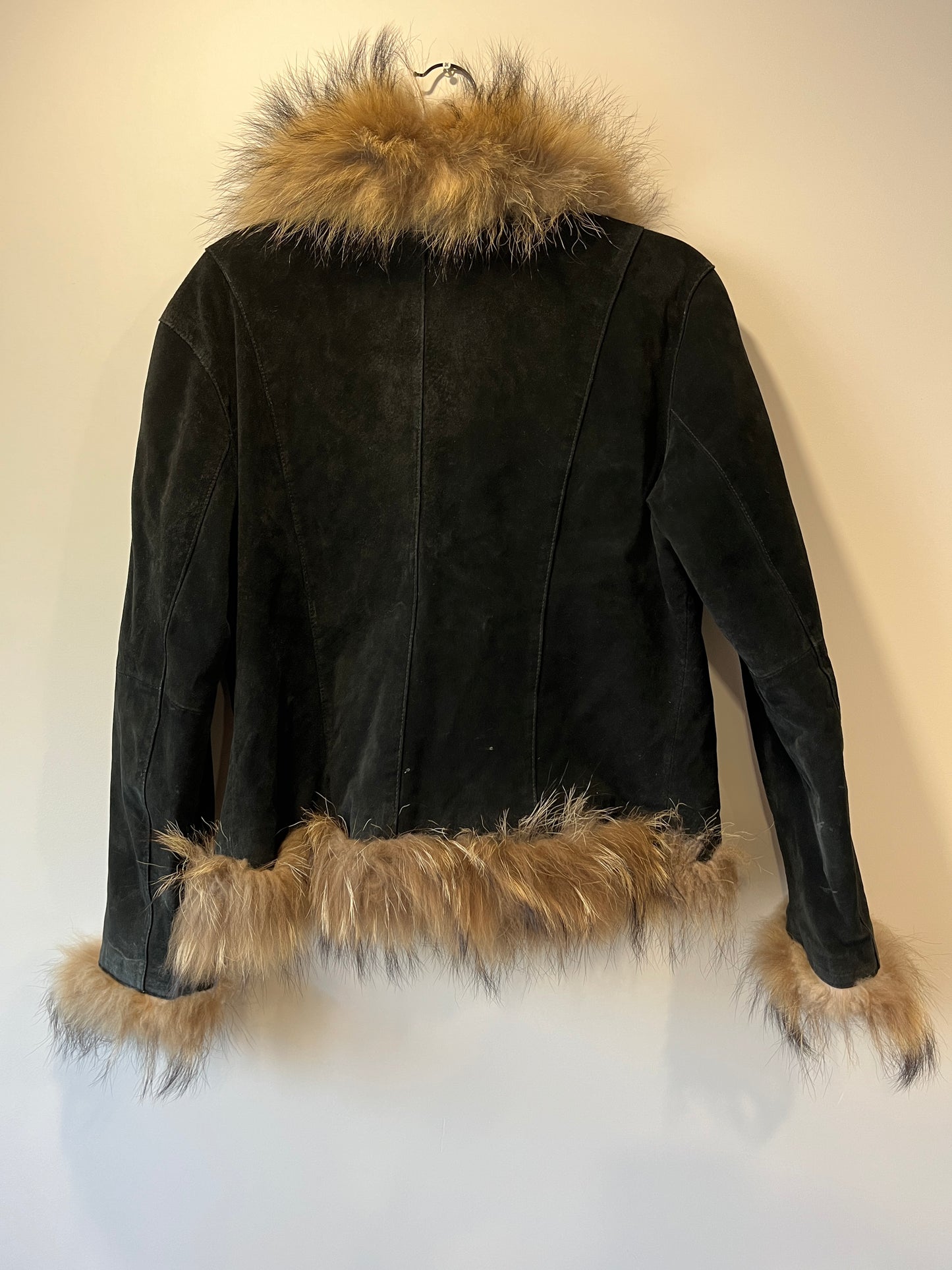 Veste en cuir noir avec bordures en fourrure