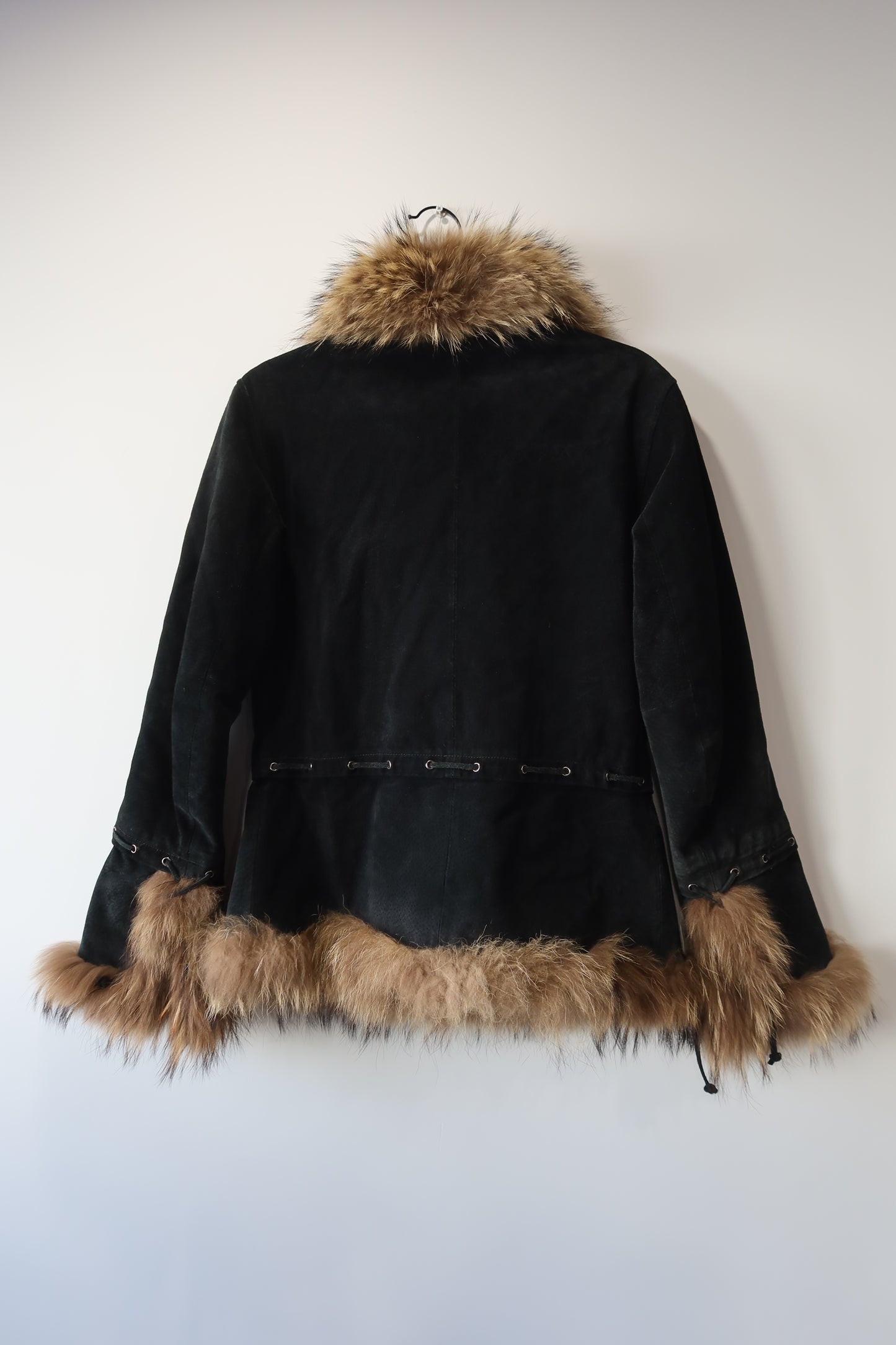 Veste en cuir noir avec bordures en fourrure