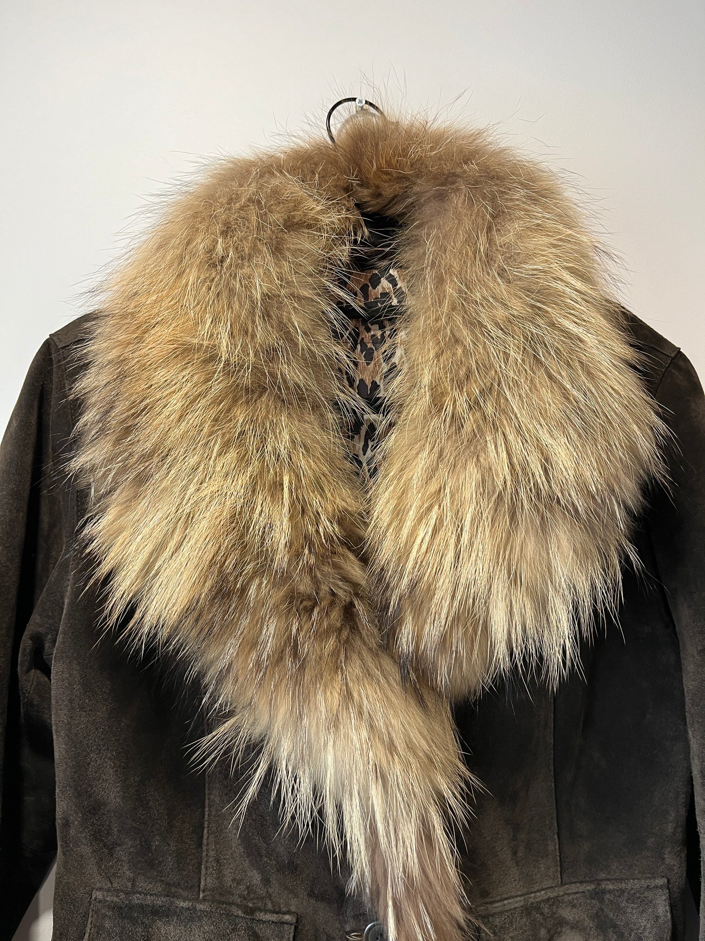 Veste en cuir avec bordures en fourrure