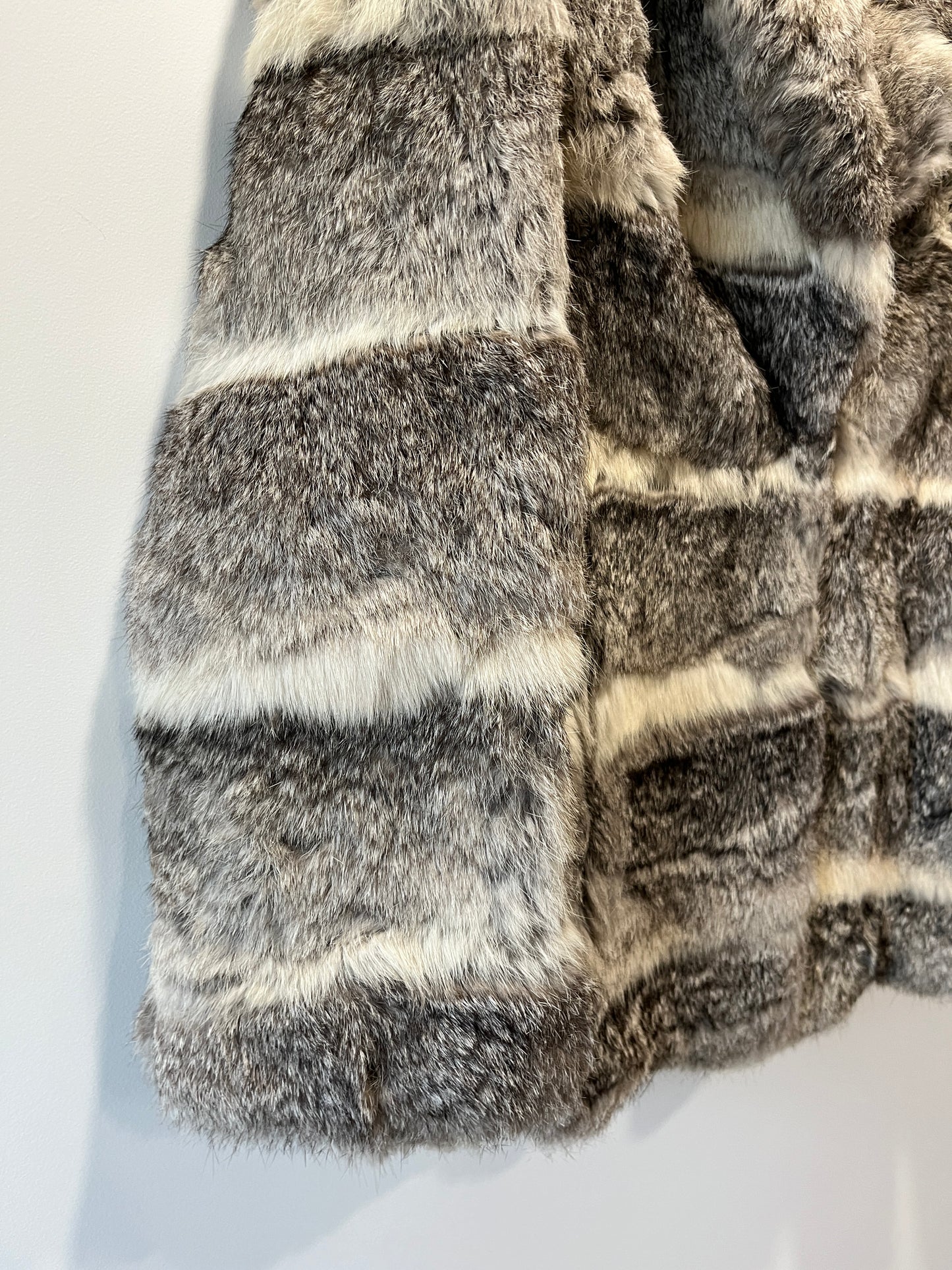 Manteau en fourrure gris et blanc
