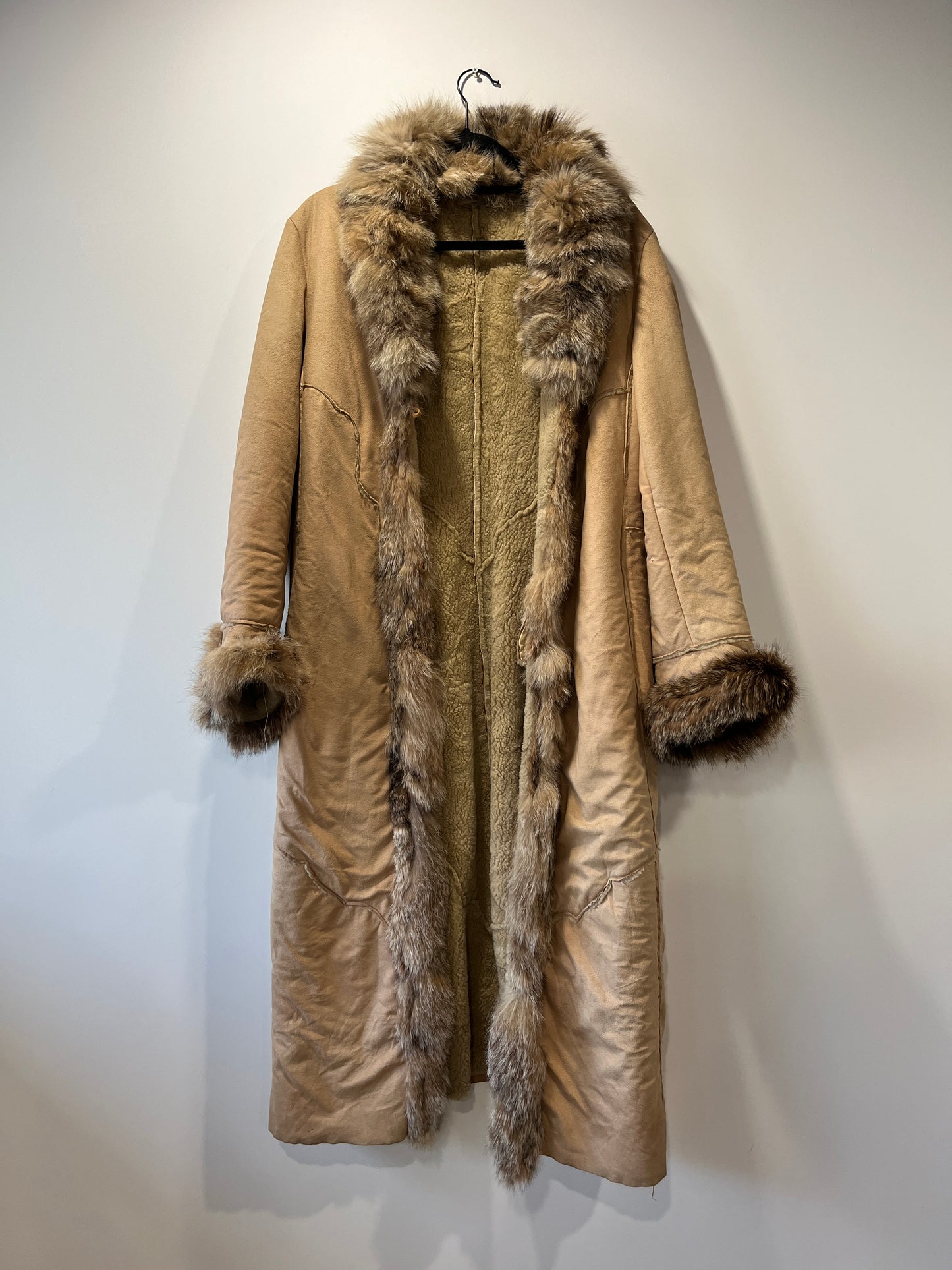 Manteau long beige avec bordures en fourrure