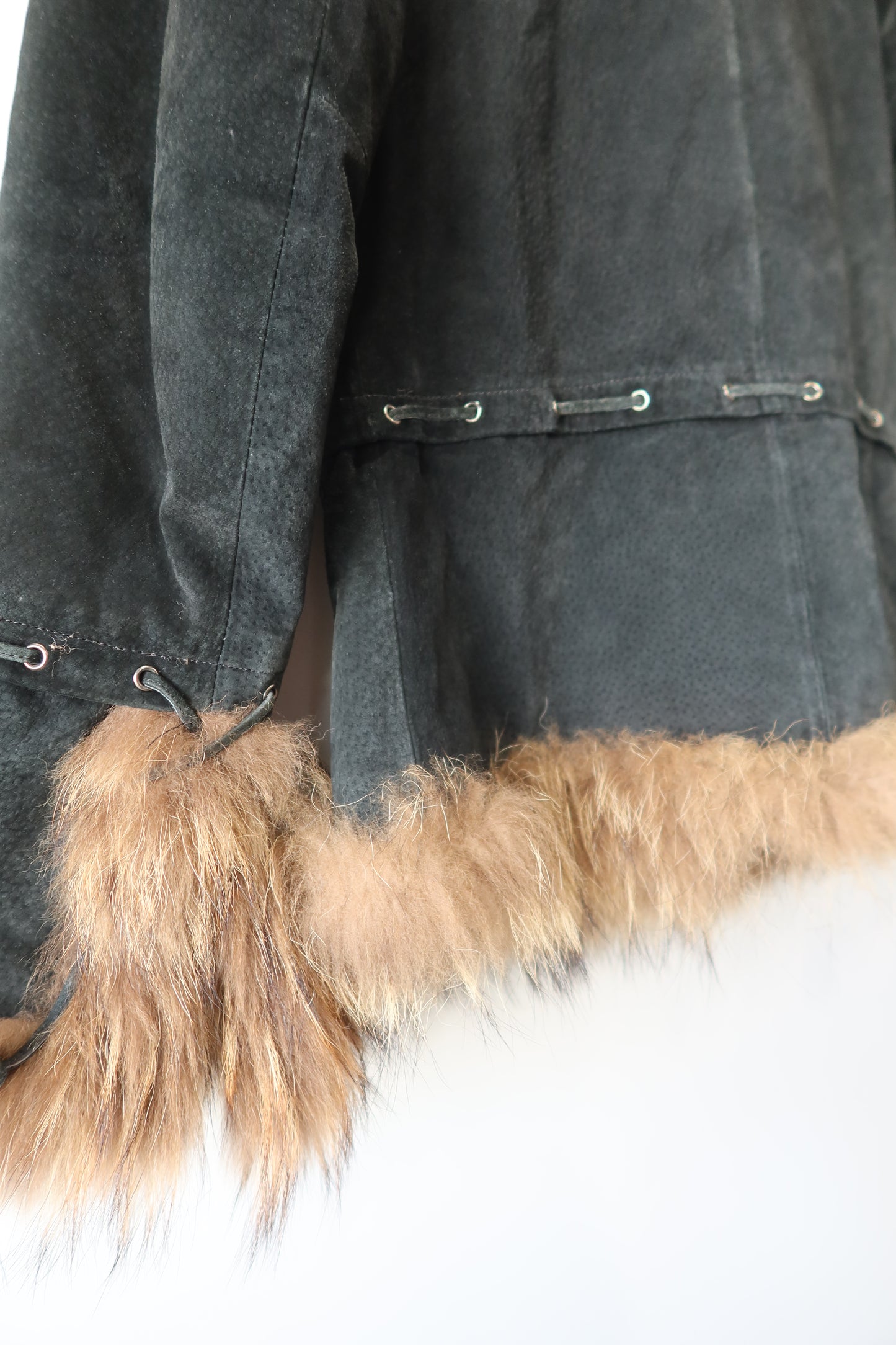 Veste en cuir noir avec bordures en fourrure