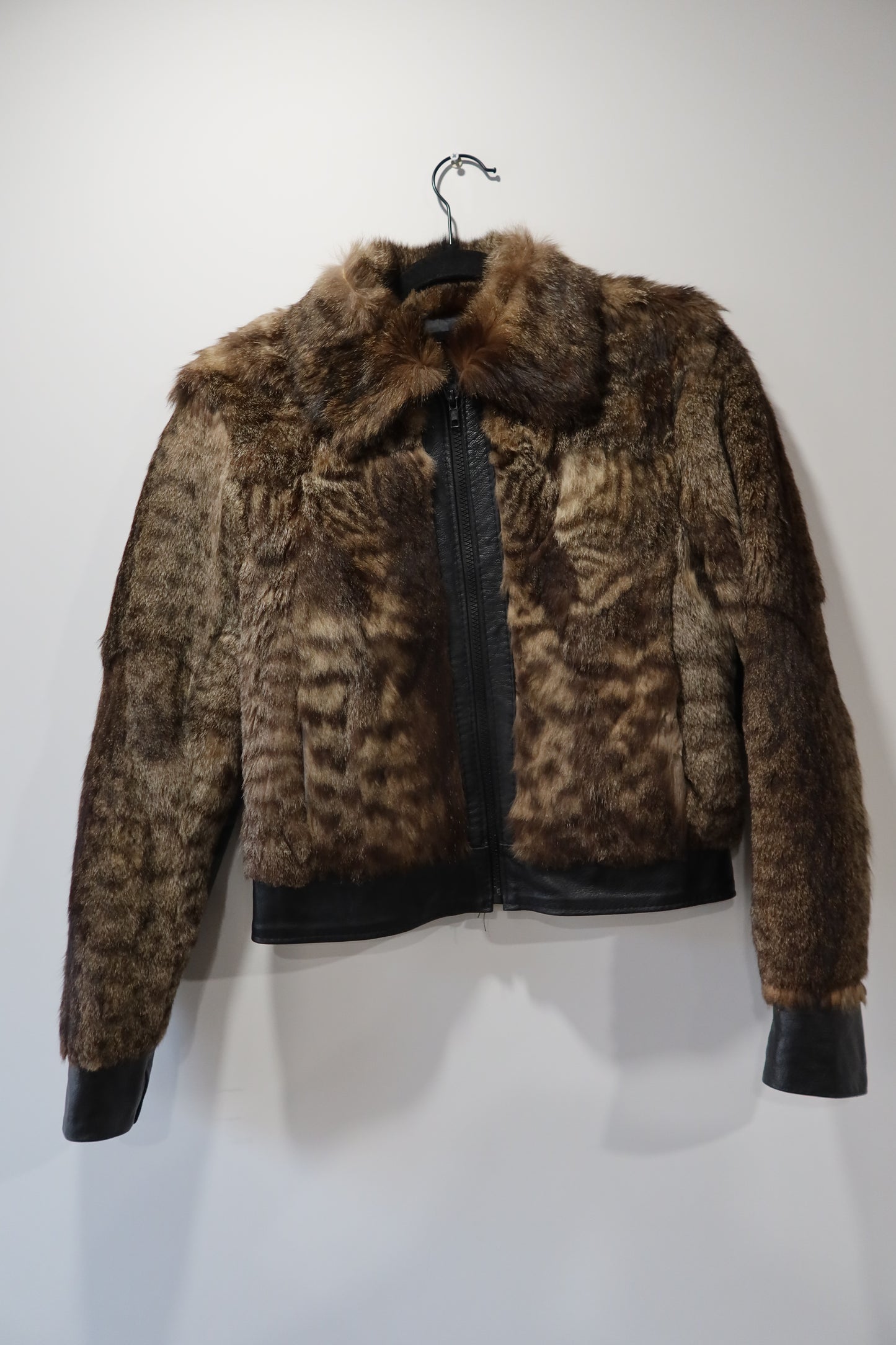Veste courte en fourrure imprimée animal et cuir