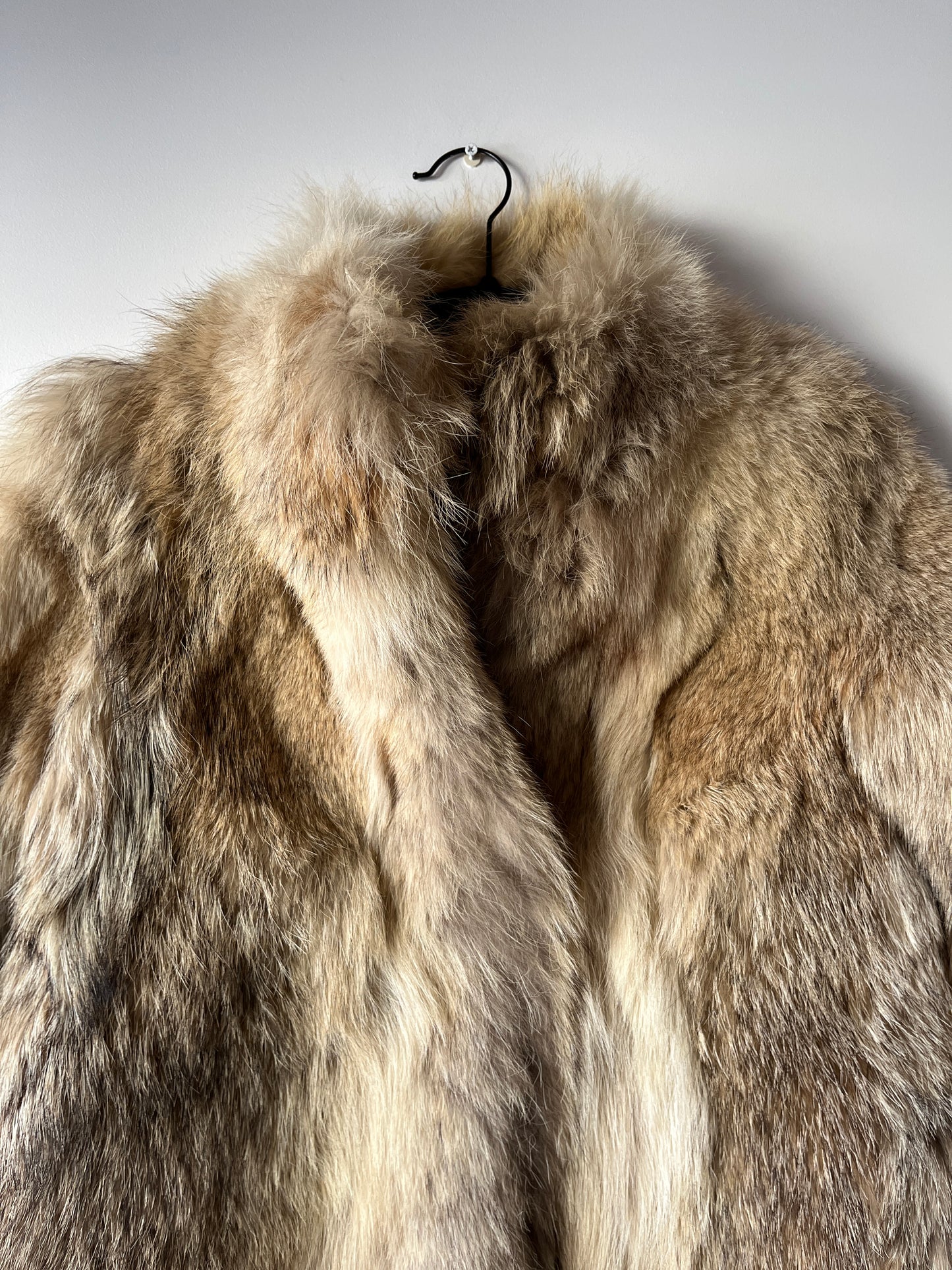Manteau en fourrure beige et grise
