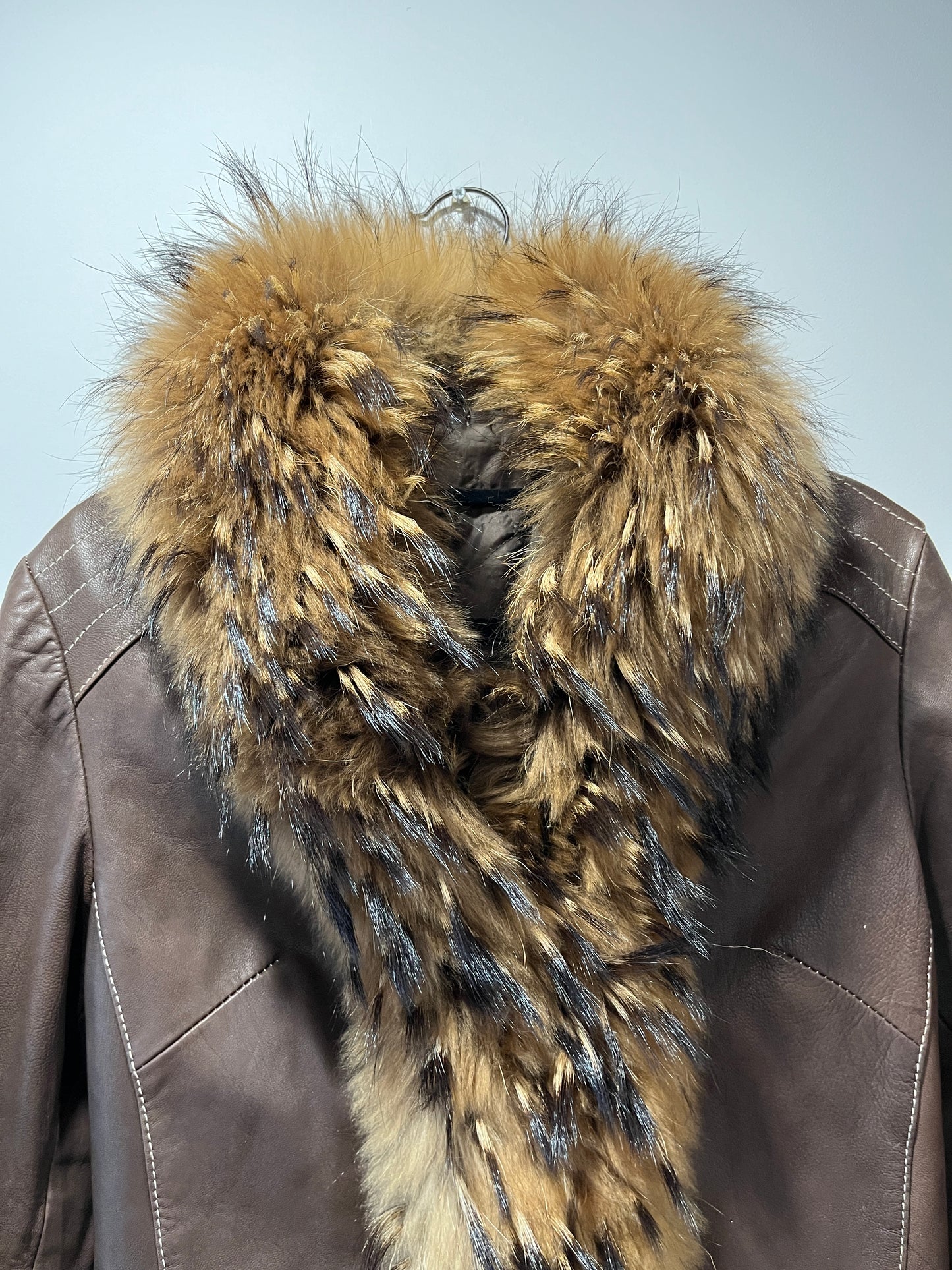 Veste en cuir marron et bordures en fourrure