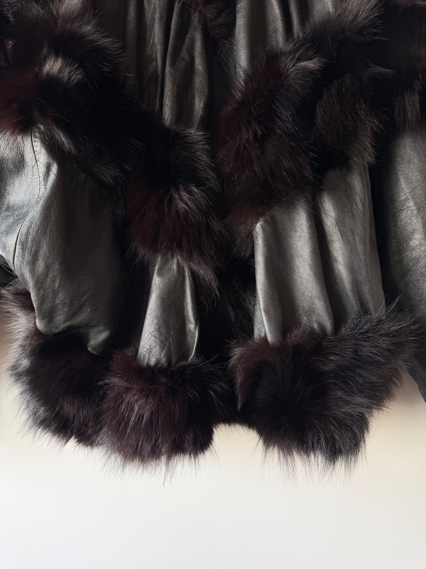 Veste en cuir et fourrure à manches chauve-souris