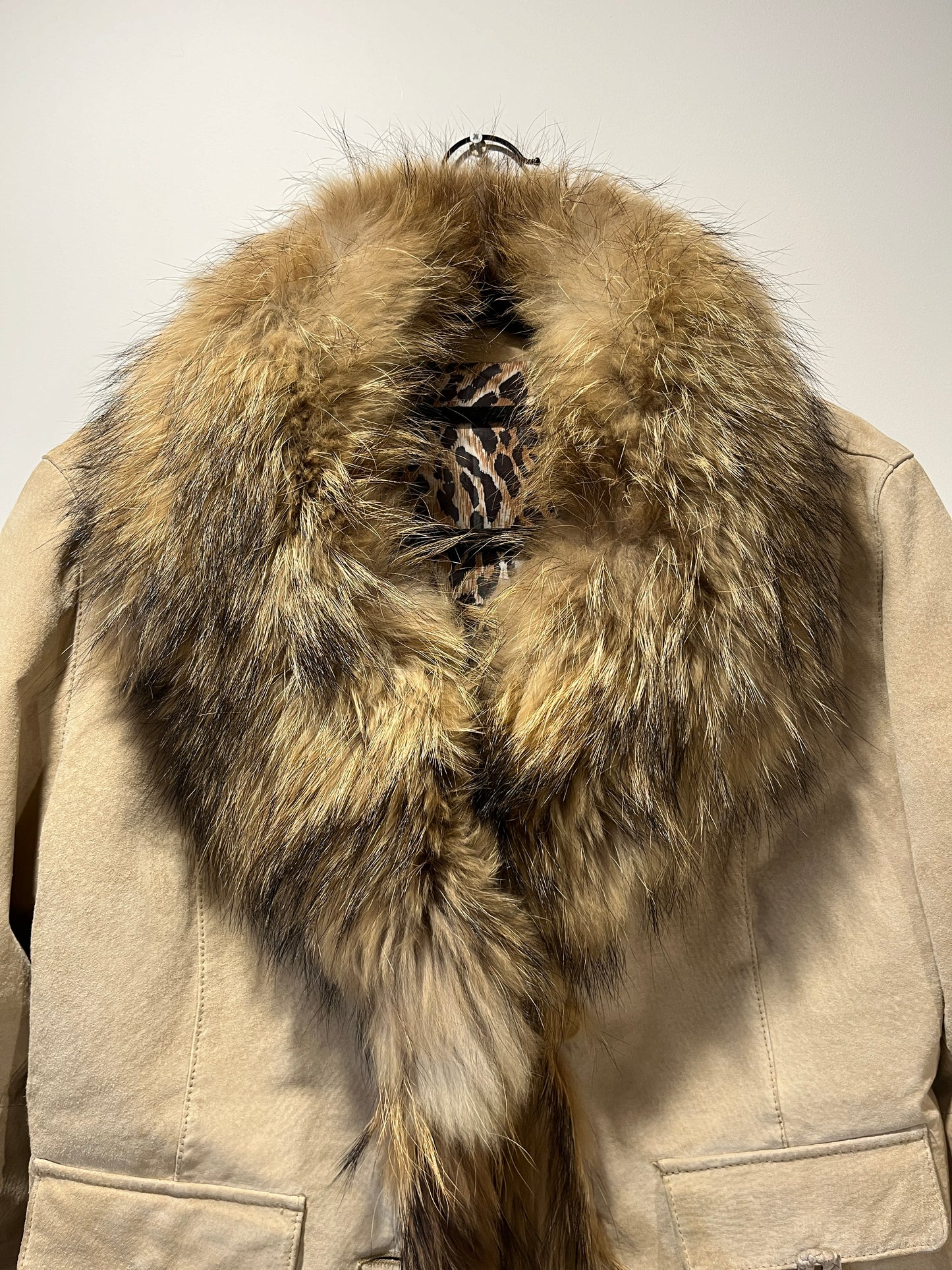 Veste en cuir beige avec bordures en fourrure