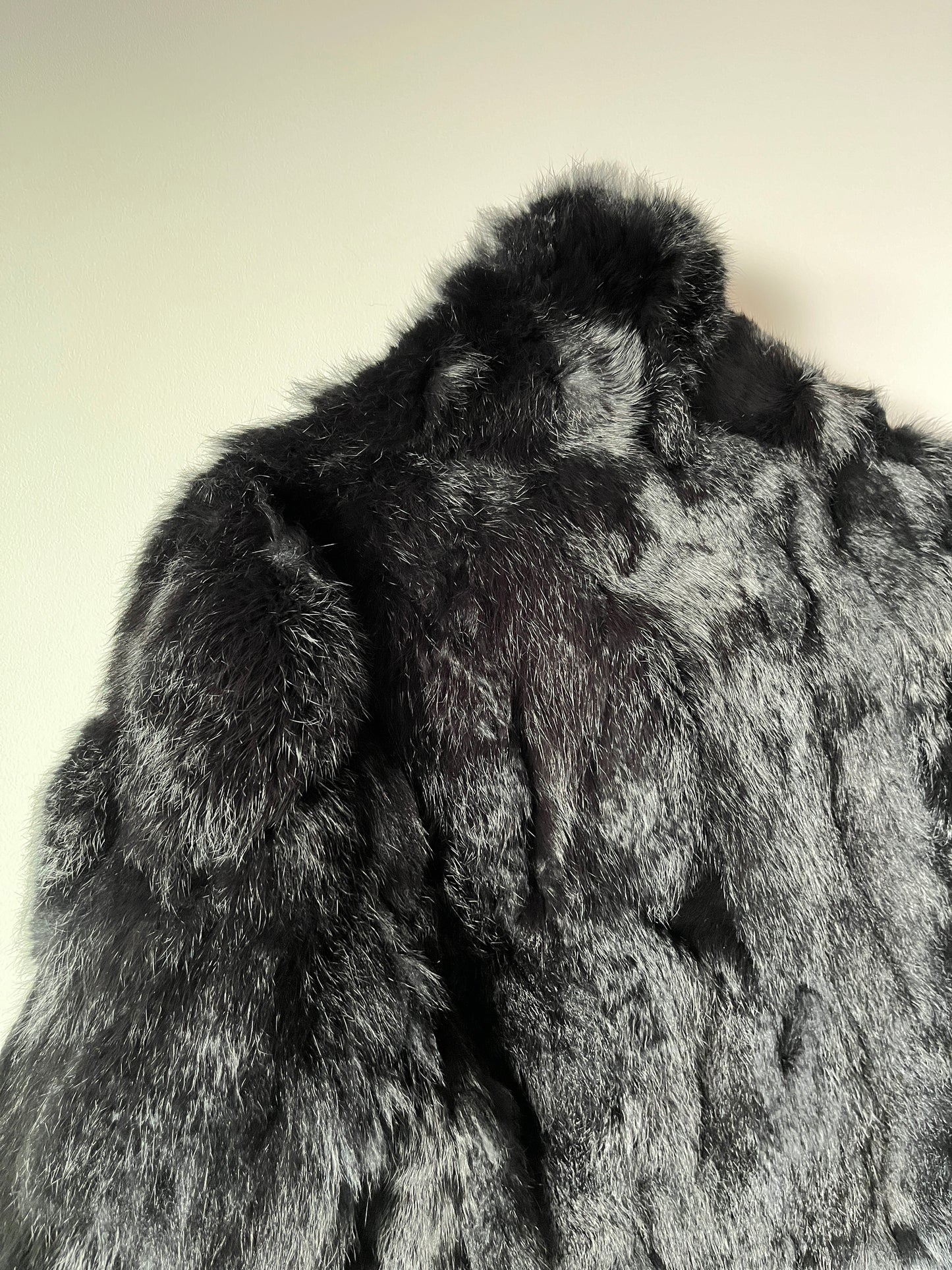 Veste en fourrure noire avec manches cousues