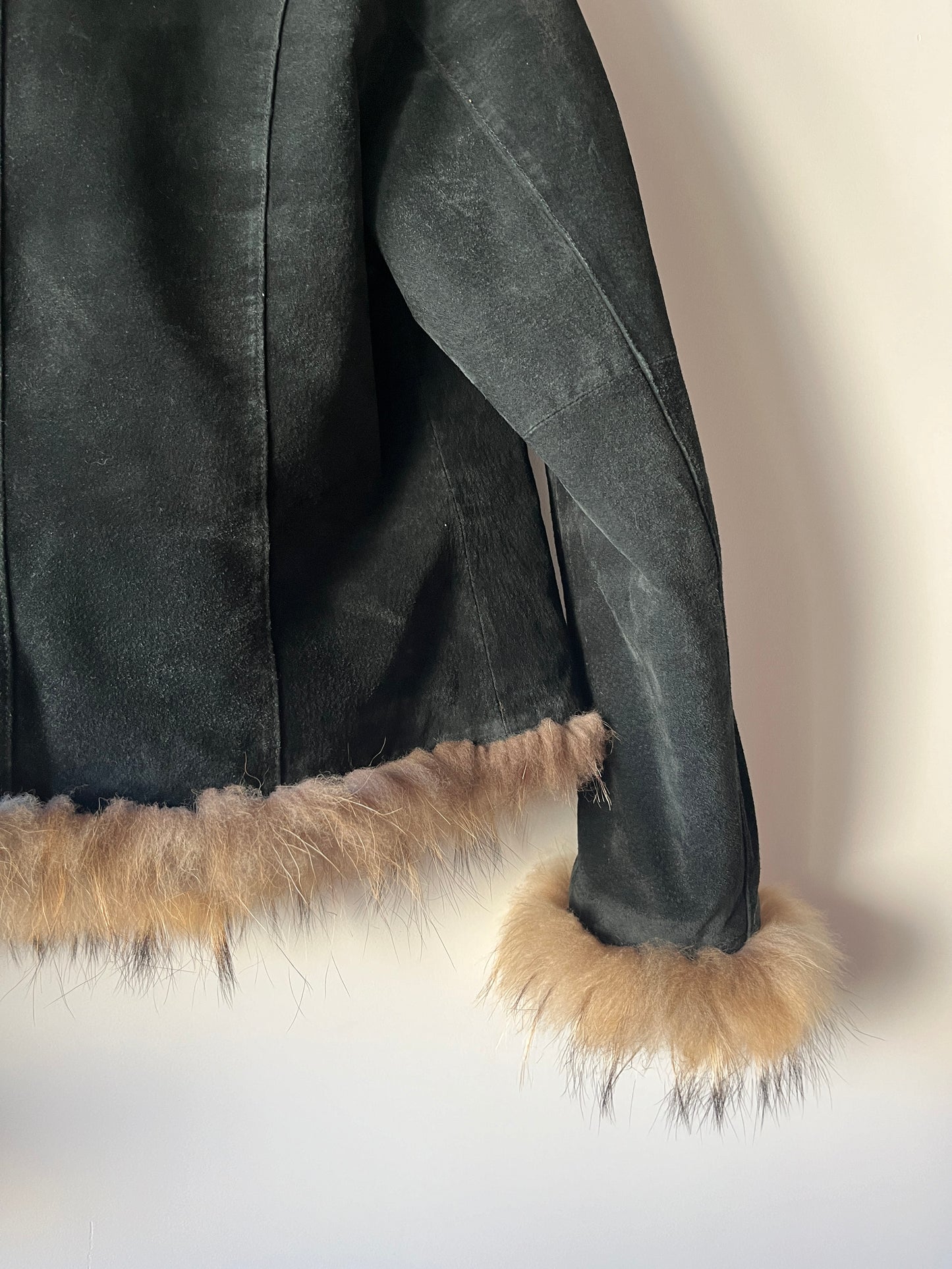 Veste en cuir noir avec bordures en fourrure