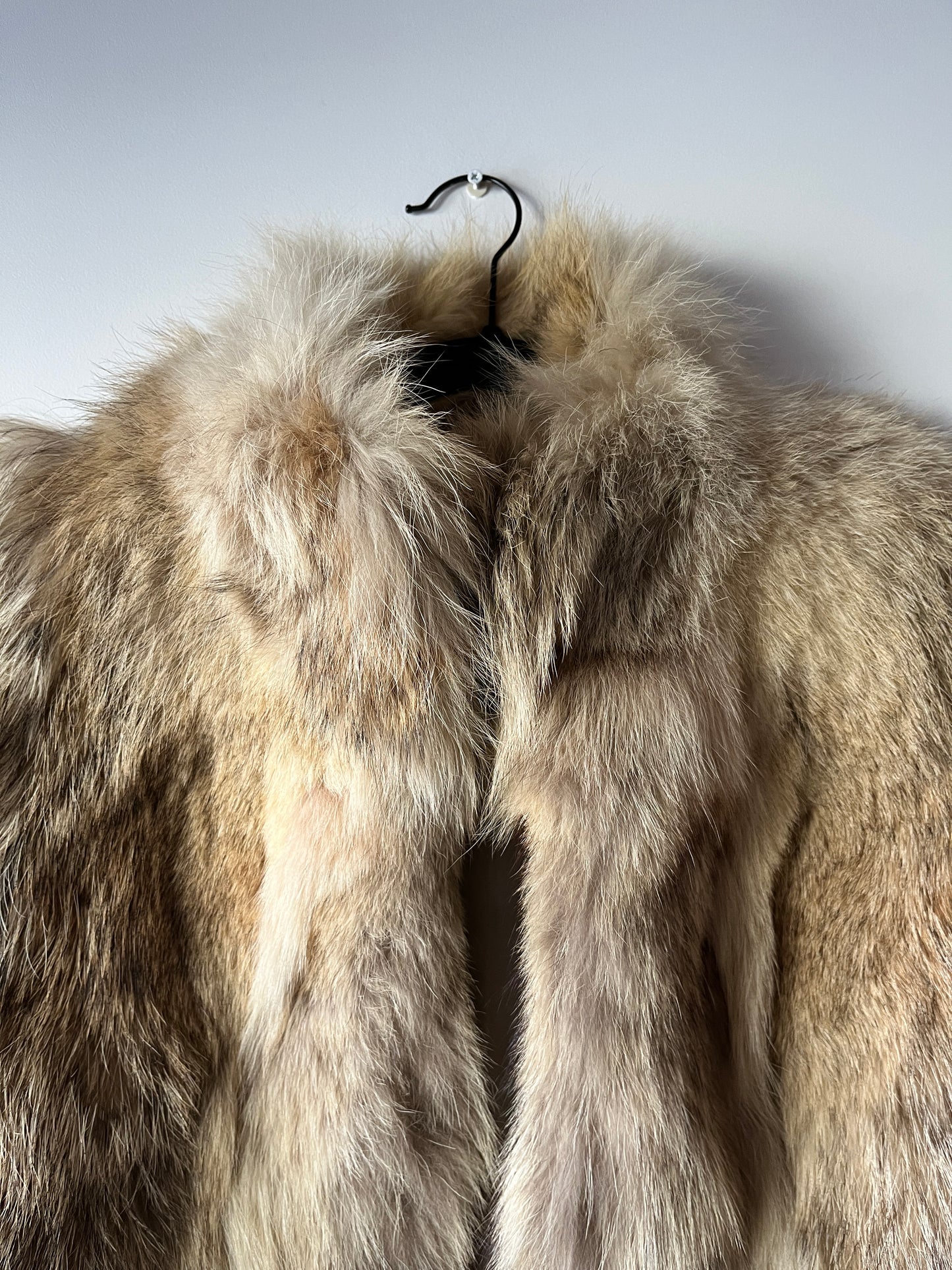 Manteau en fourrure beige et grise