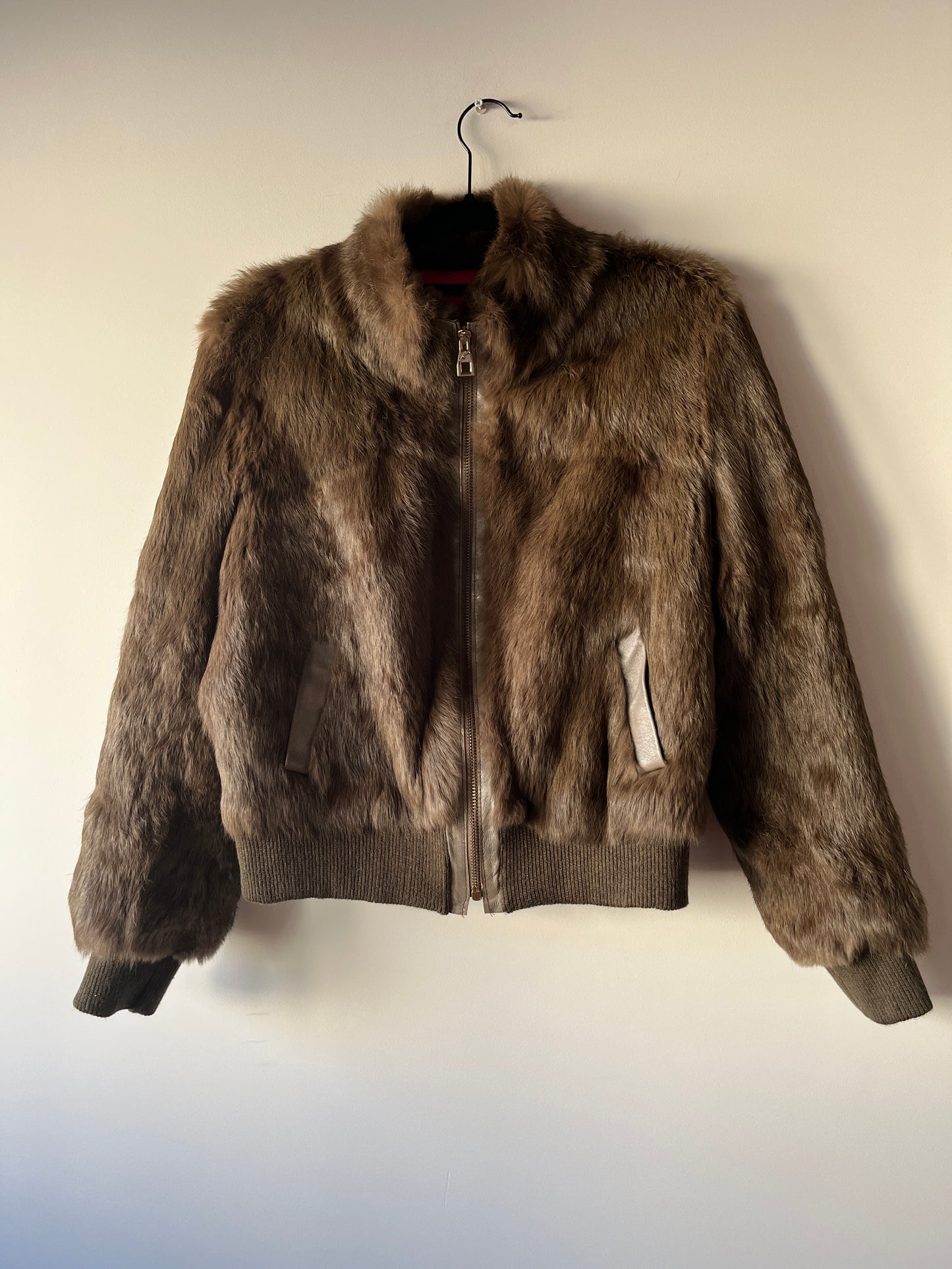 Veste courte en fourrure marron