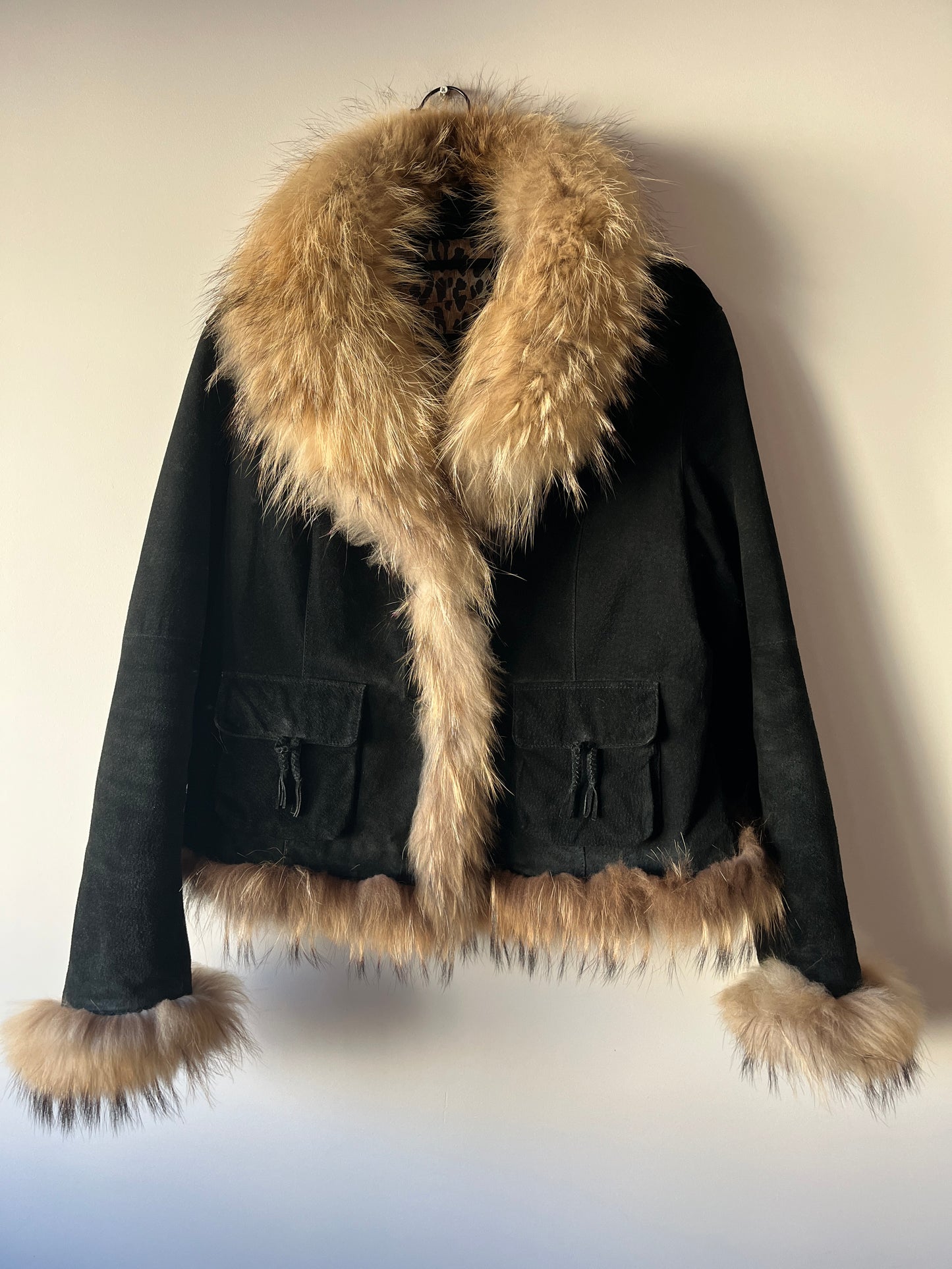 Veste en cuir noir avec bordures en fourrure
