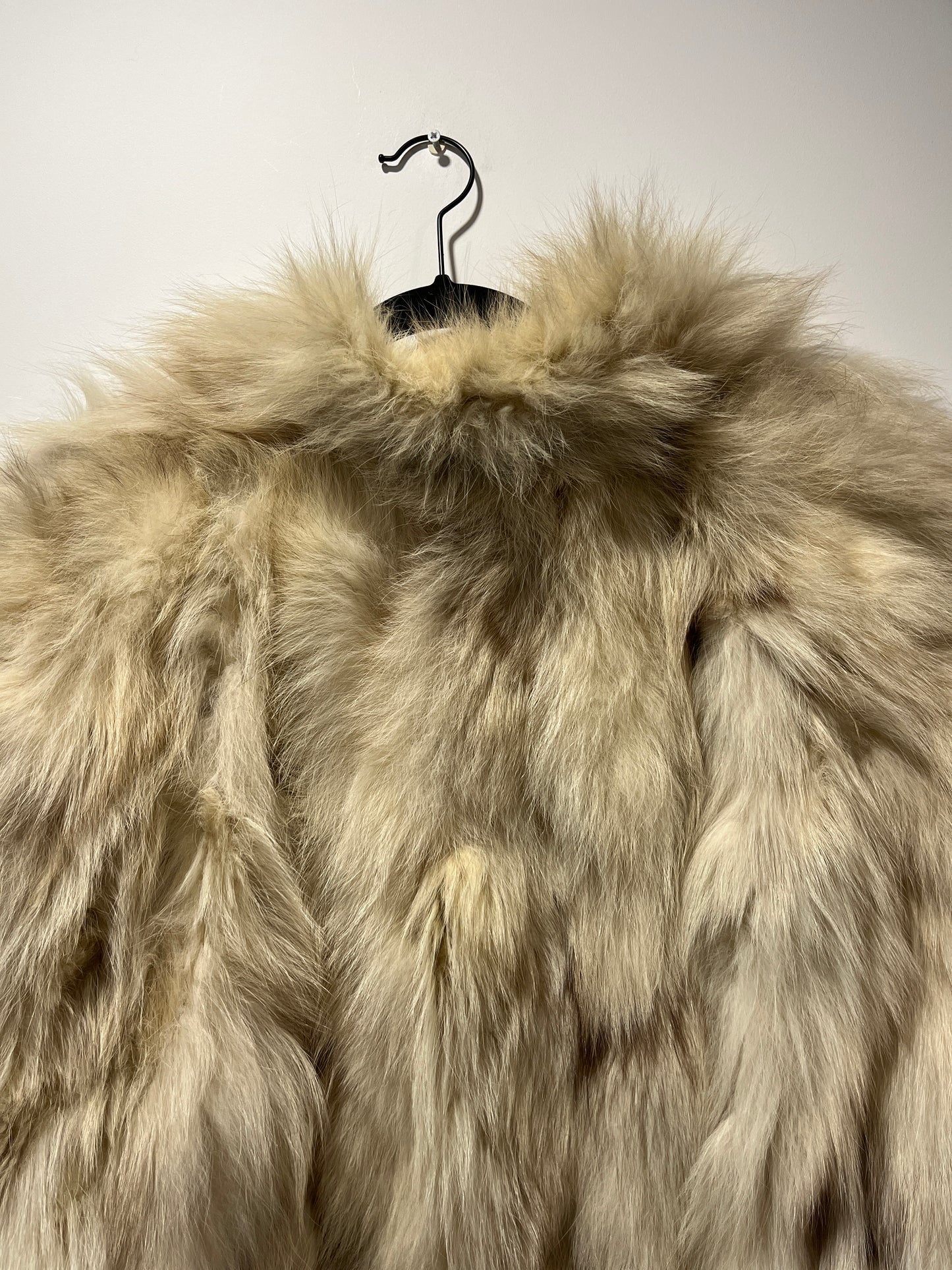 Manteau en fourrure blanc manches chauve-souris