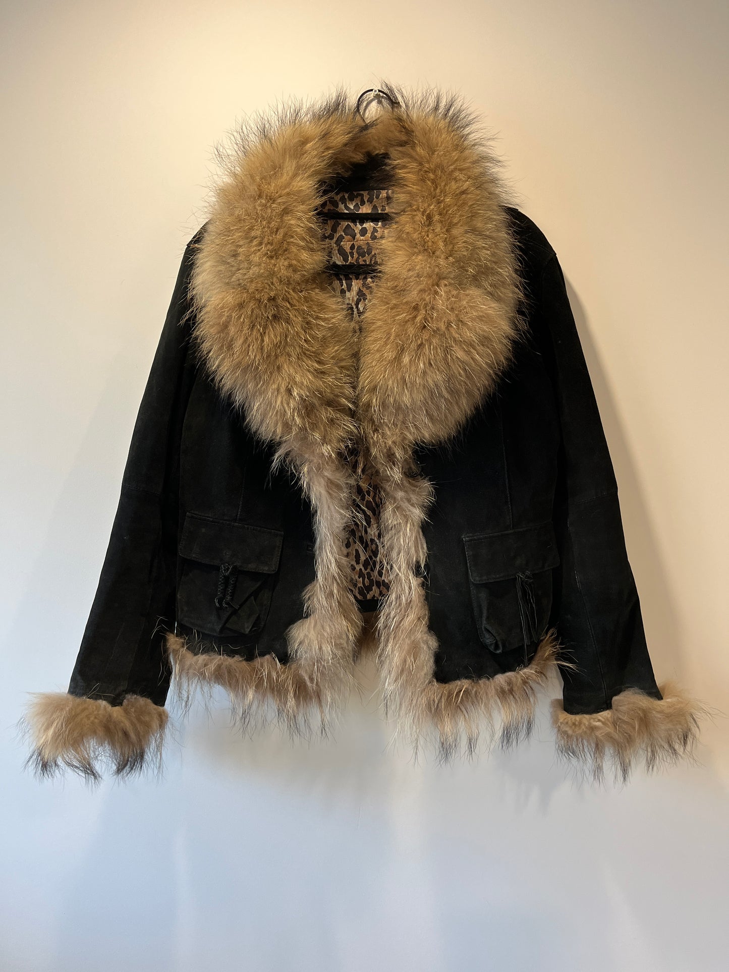 Veste en cuir noir avec bordures en fourrure