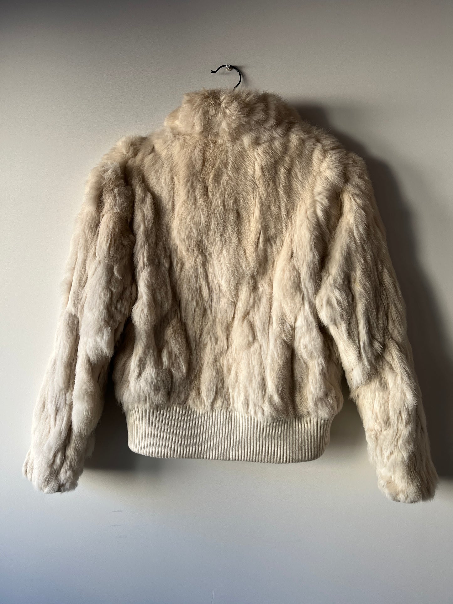 Veste courte en fourrure crème