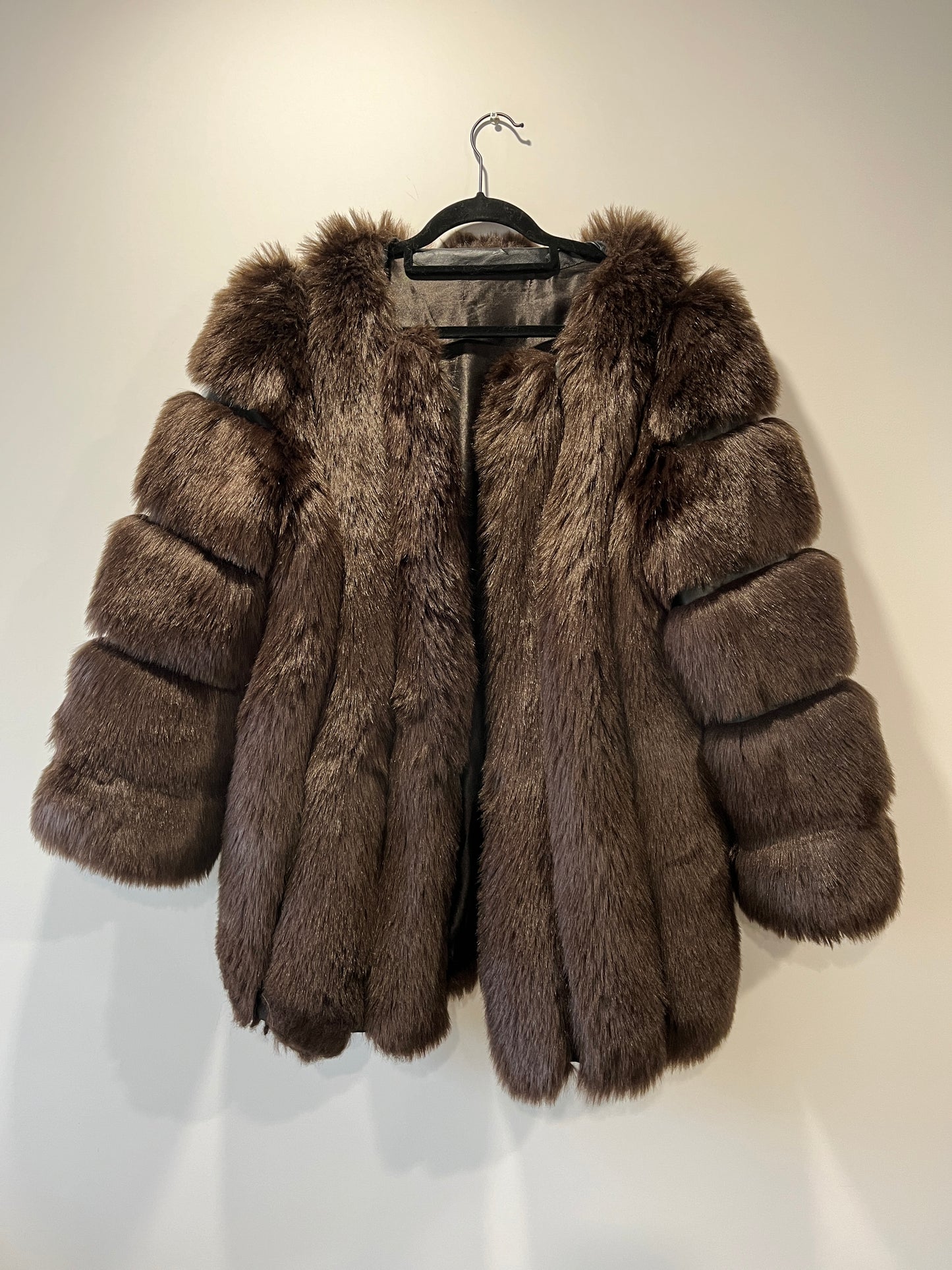 Manteau en fausse fourrure marron galonné