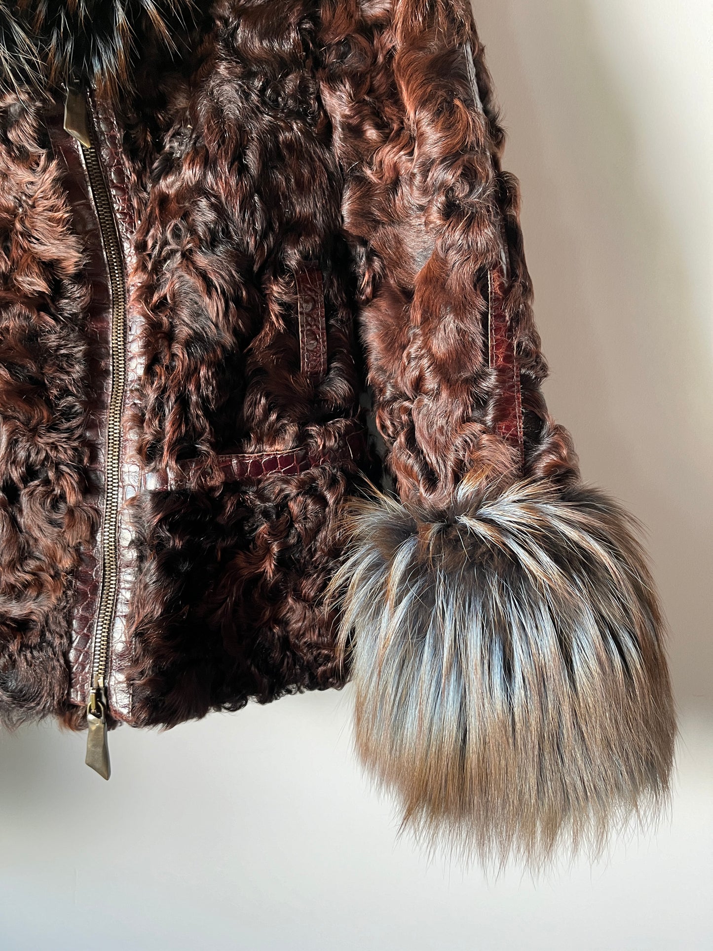 Veste en fourrure marron et col à reflets bleus