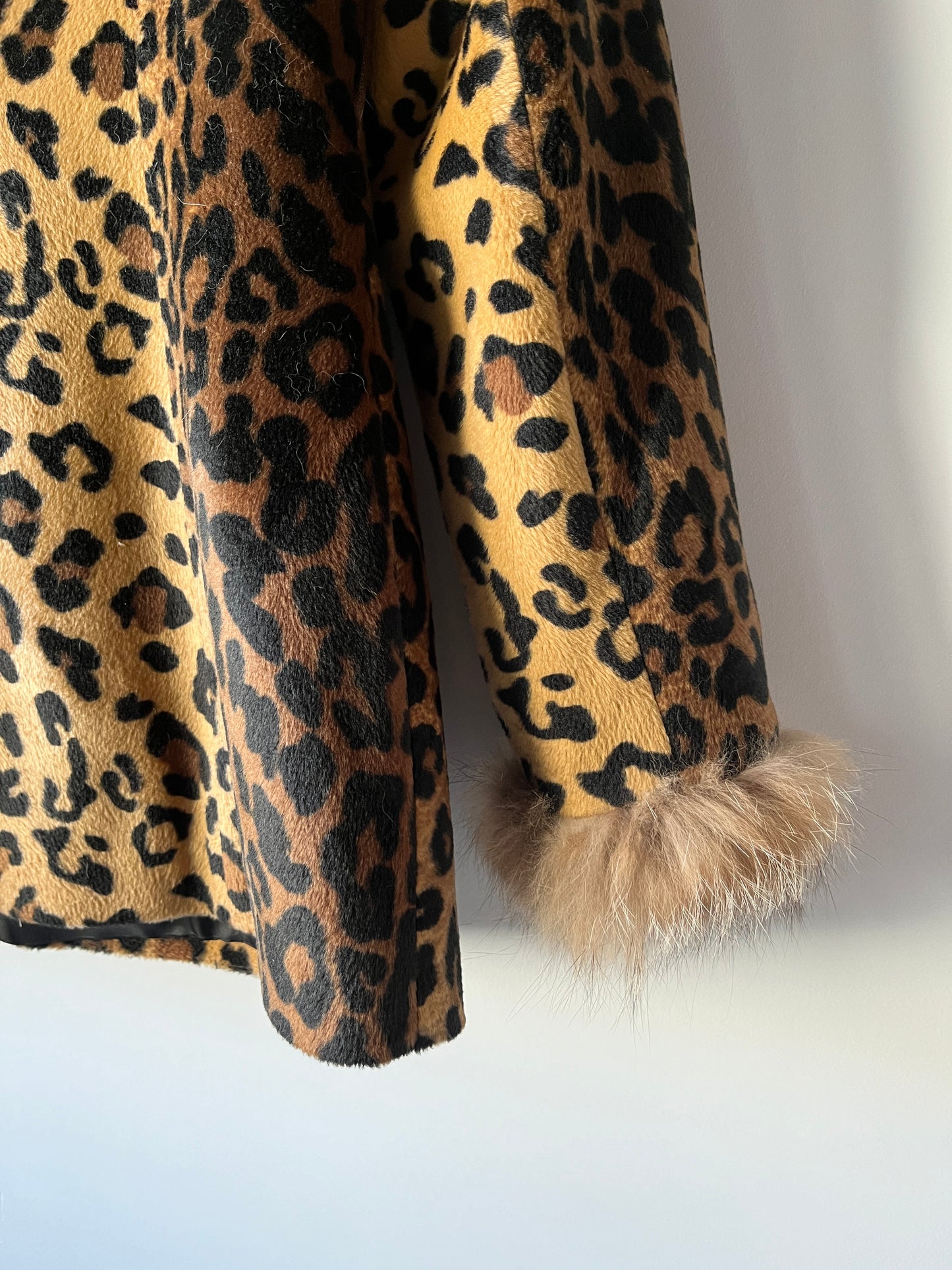 Veste imprimée léopard avec col en fourrure