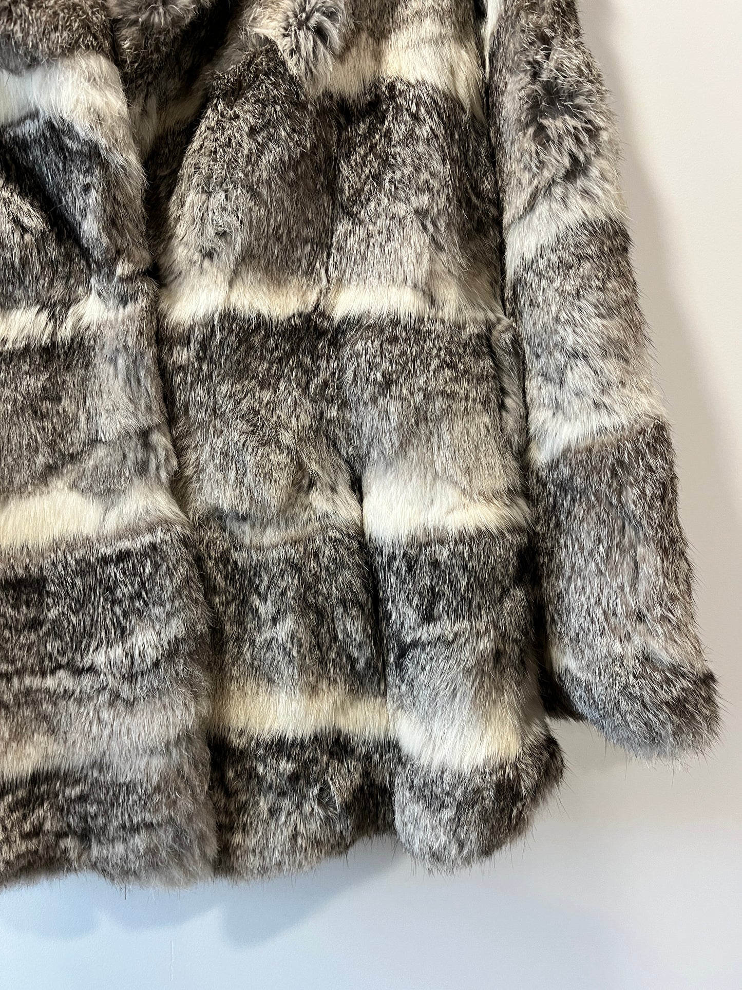 Manteau en fourrure gris et blanc