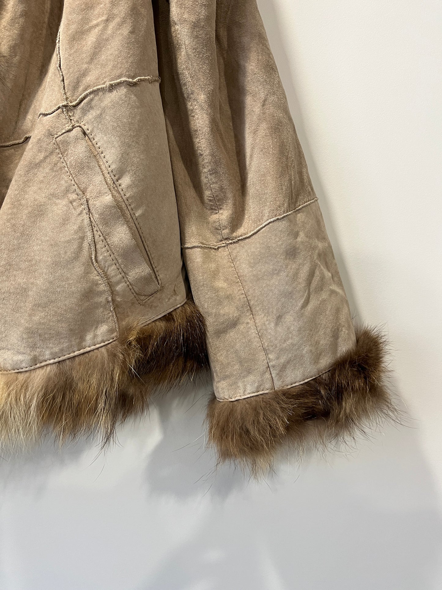Veste en cuir beige avec bordures en fourrure