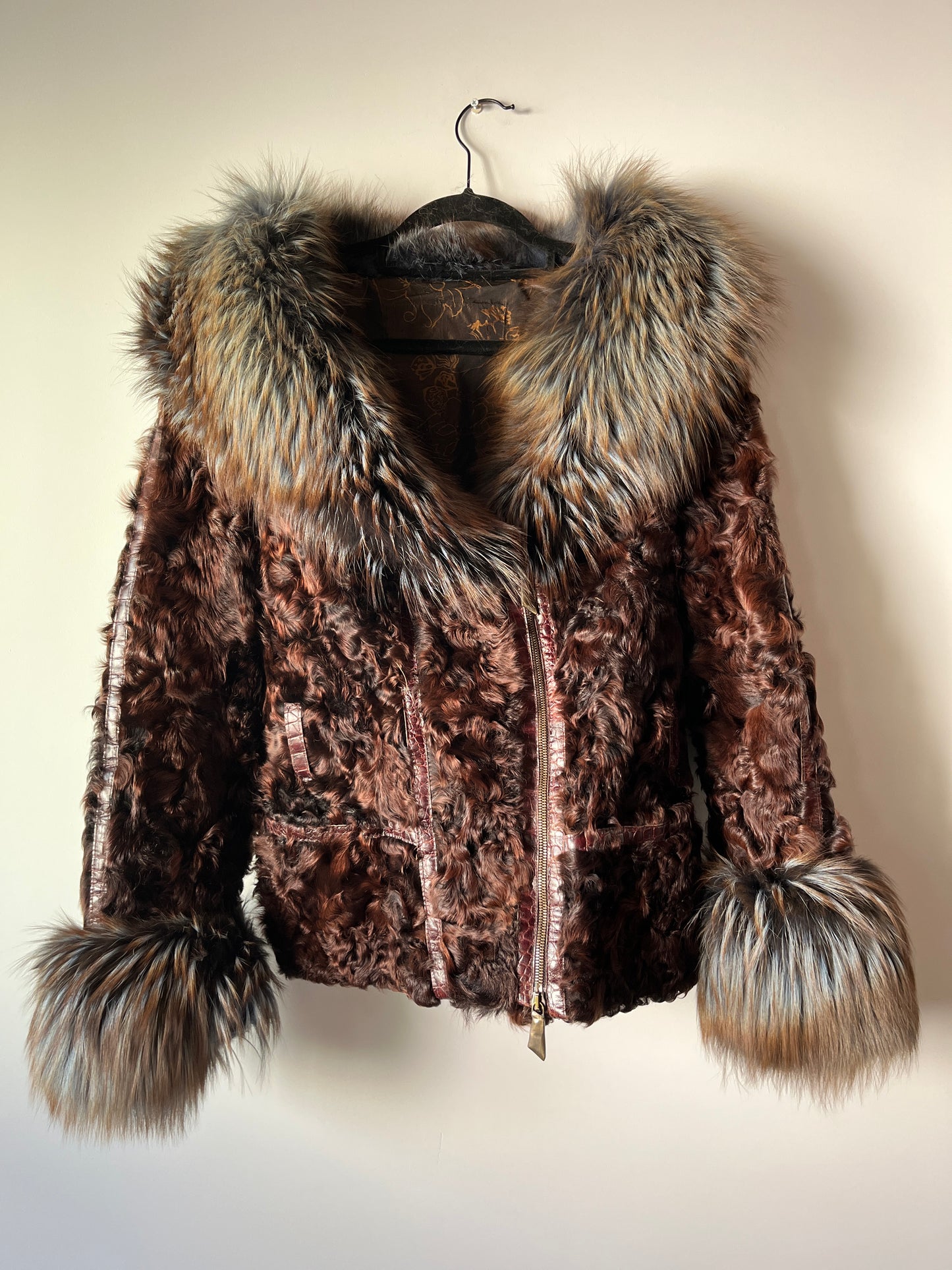 Veste en fourrure marron et col à reflets bleus
