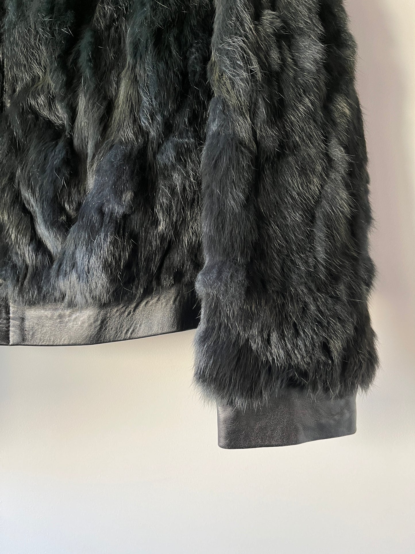 Veste courte en fourrure bleue nuit