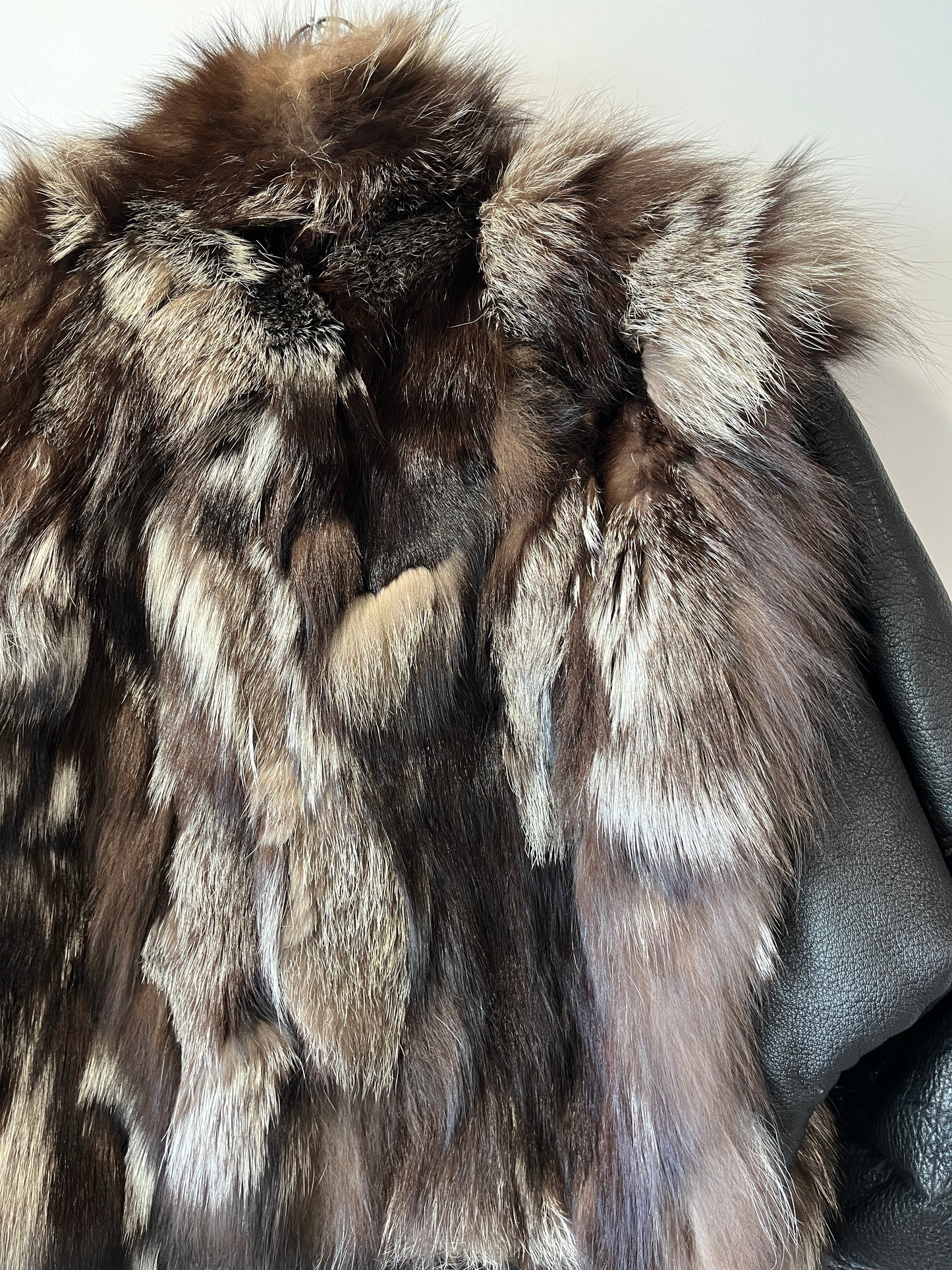 Veste en fourrure et cuir noir