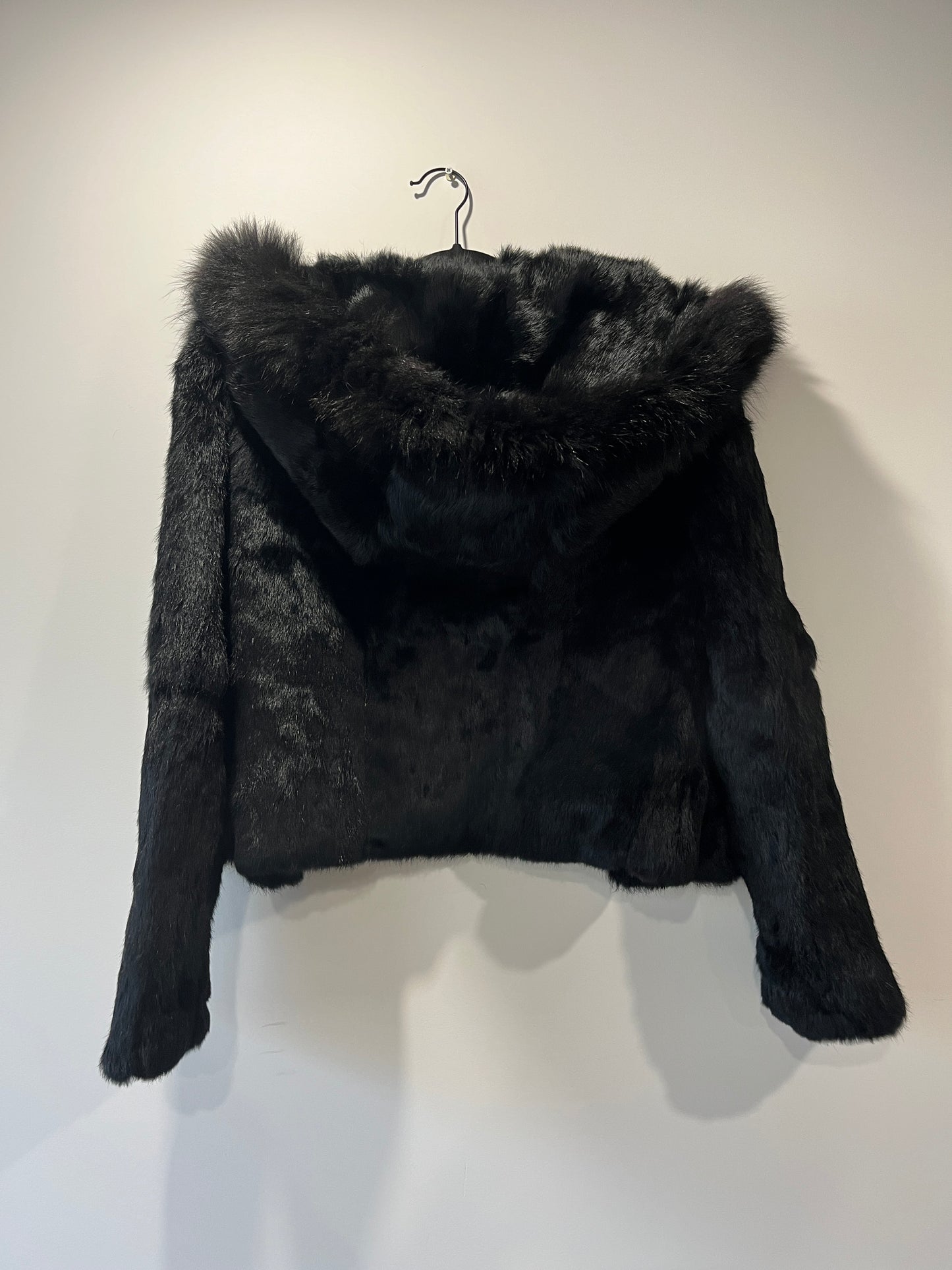 Veste à capuche courte en fourrure noire