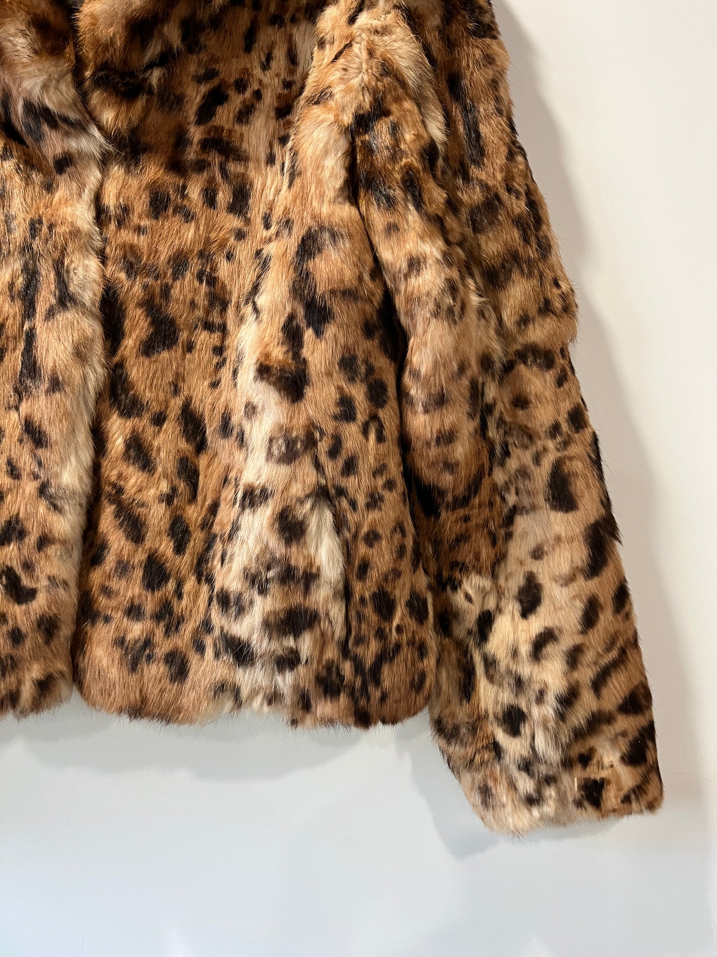 Veste en fourrure imprimée léopard