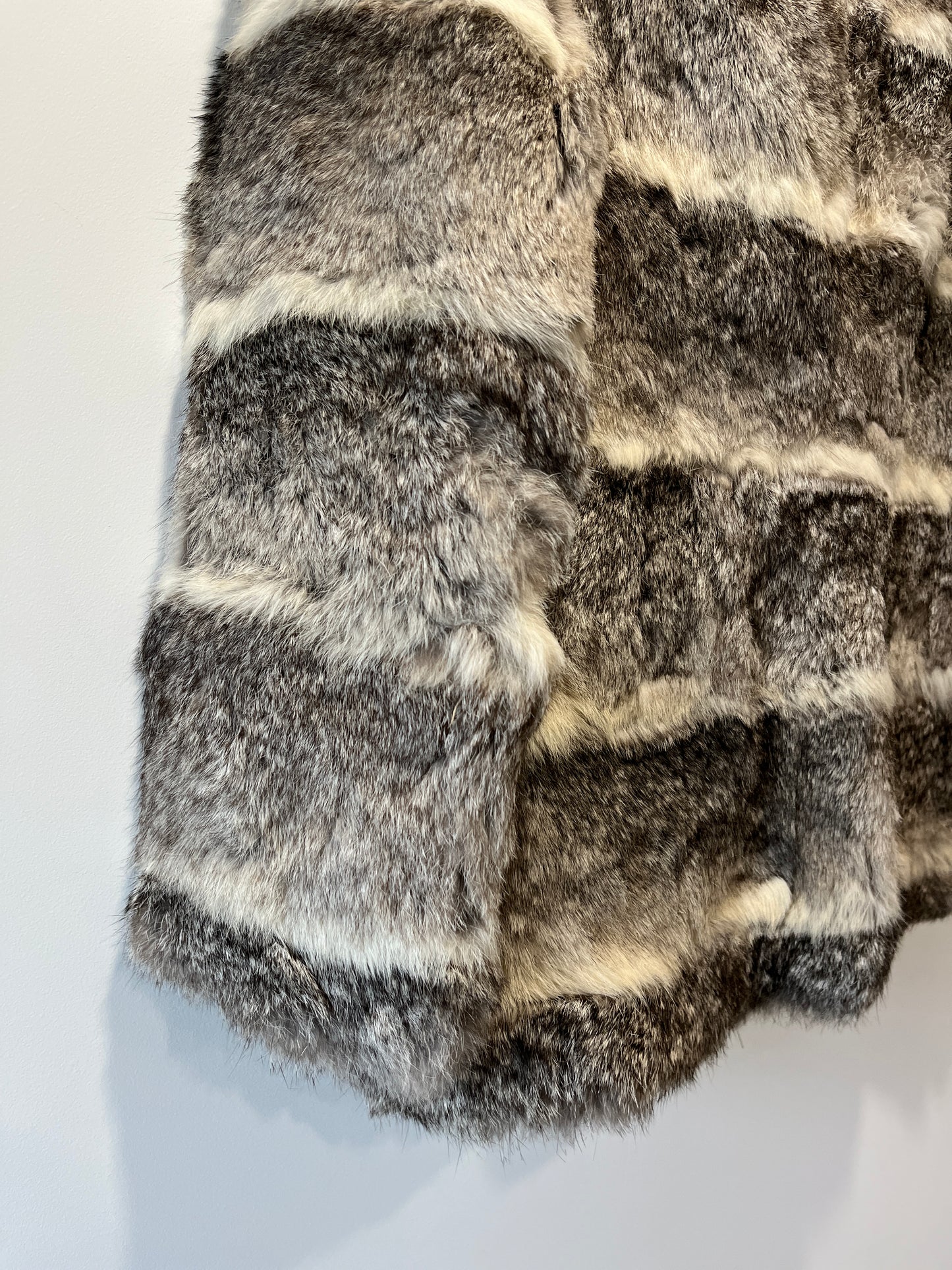 Manteau en fourrure gris et blanc