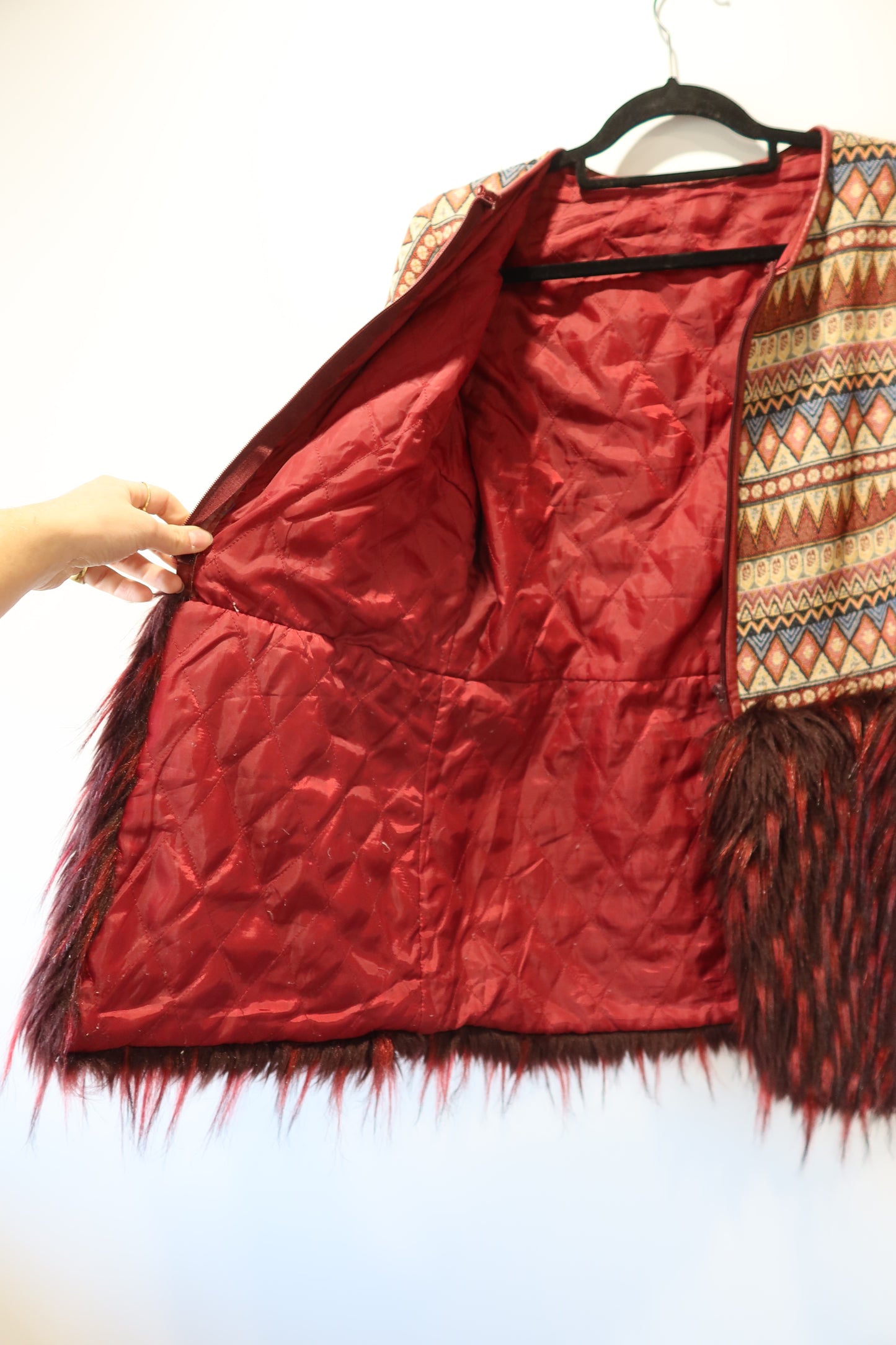 Veste bi-matière brodée avec fausse fourrure
