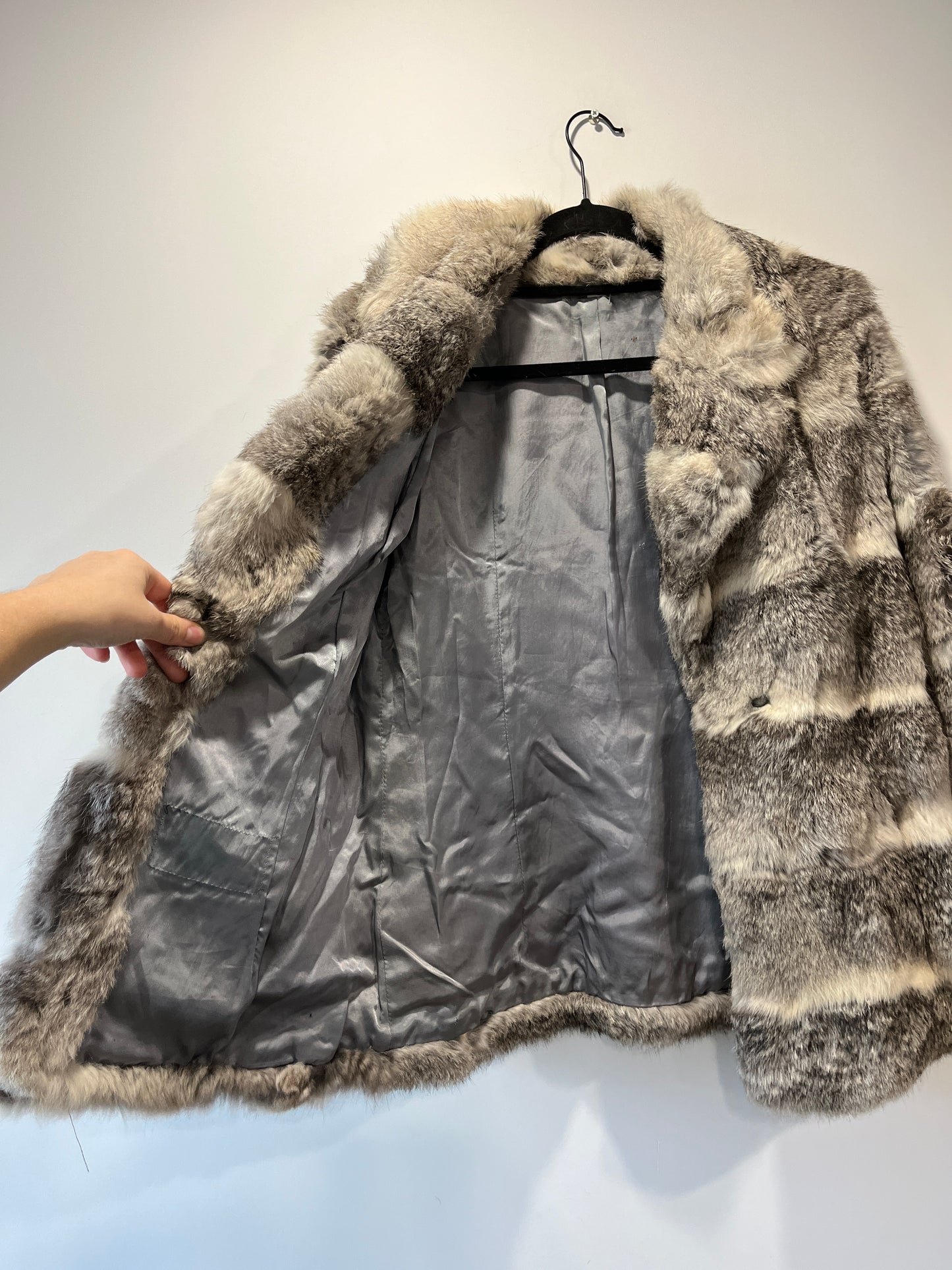 Manteau en fourrure gris et blanc