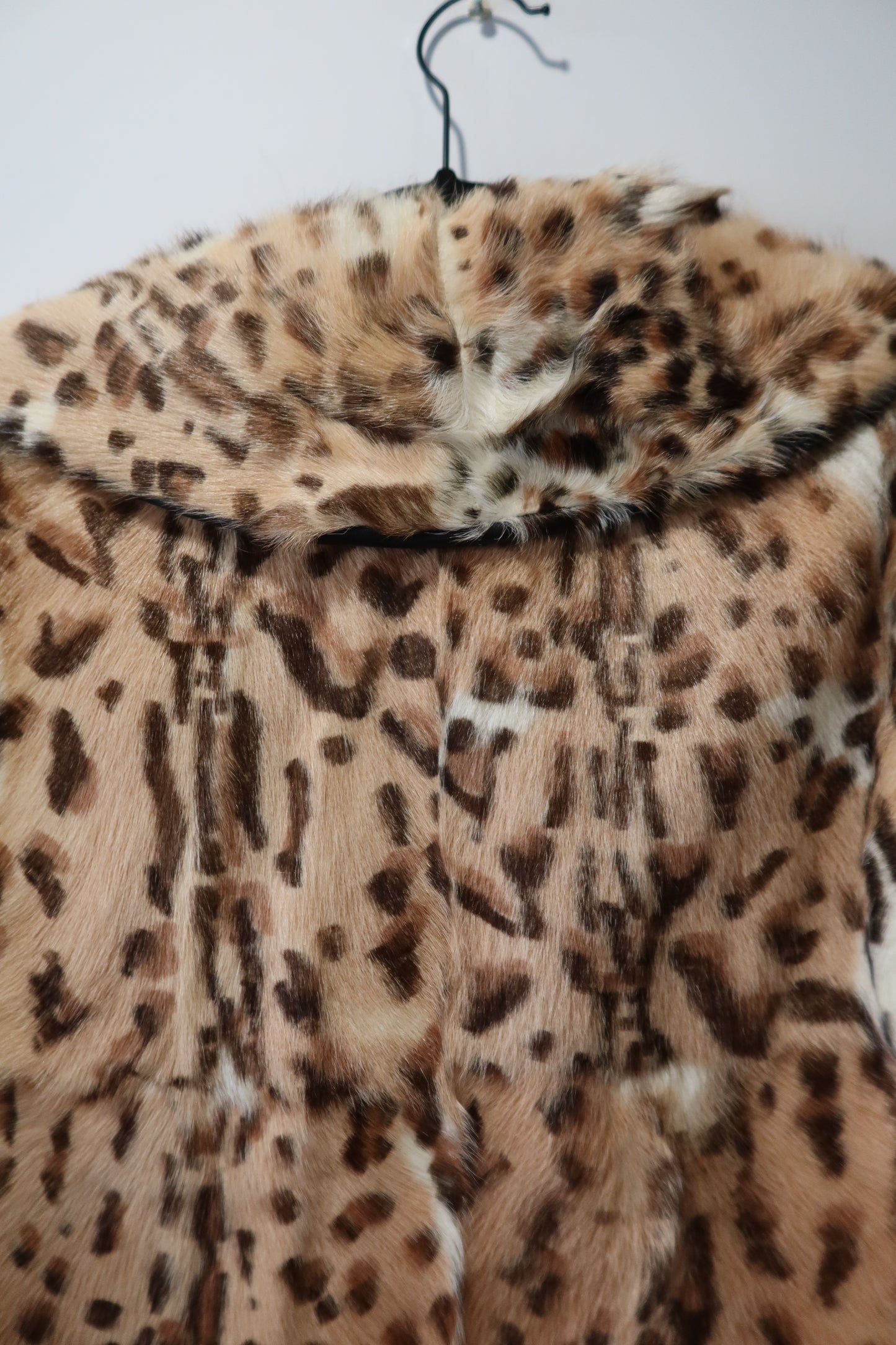 Veste en cuir et fourrure imprimée léopard