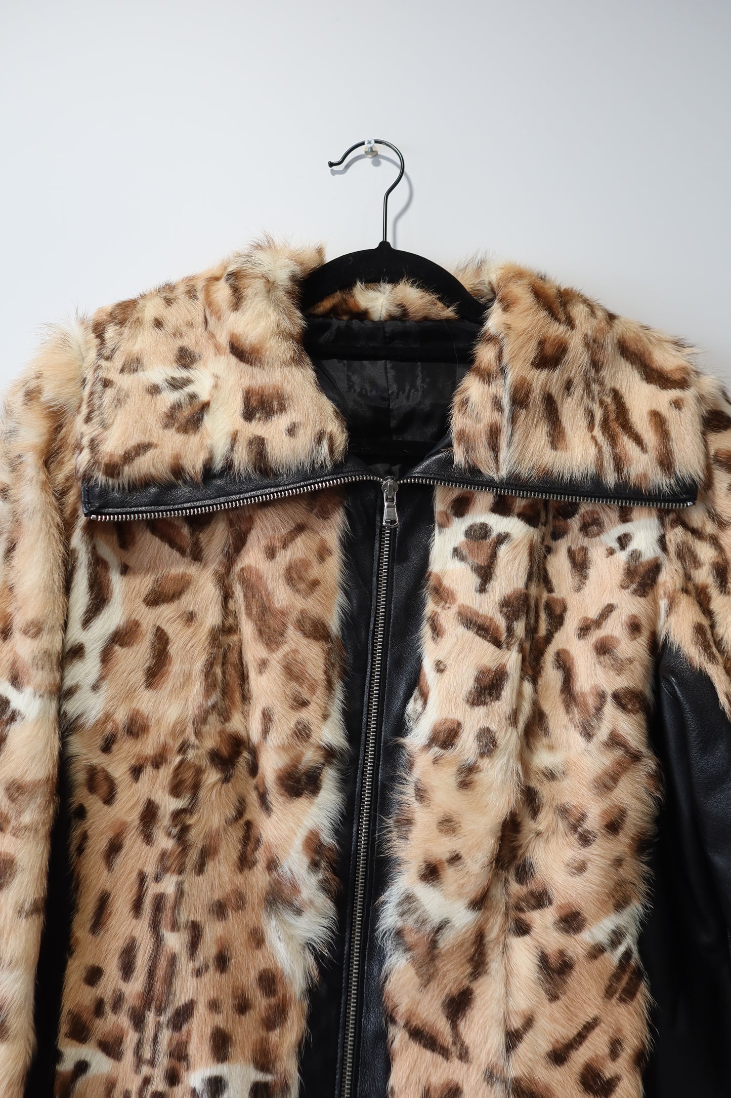 Veste en cuir et fourrure imprimée léopard